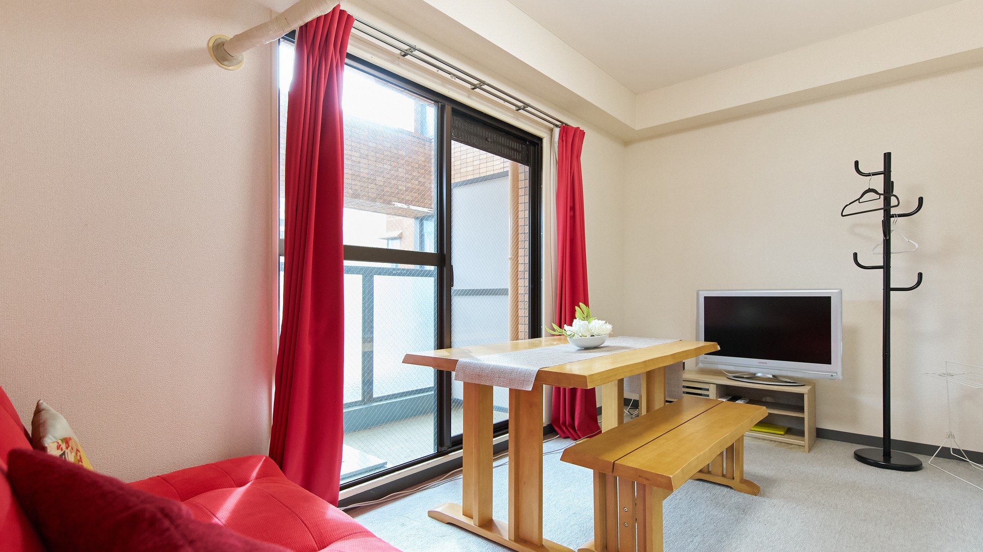 ・405号室／ソファと広めのテーブルでゆったりくつろげるお部屋