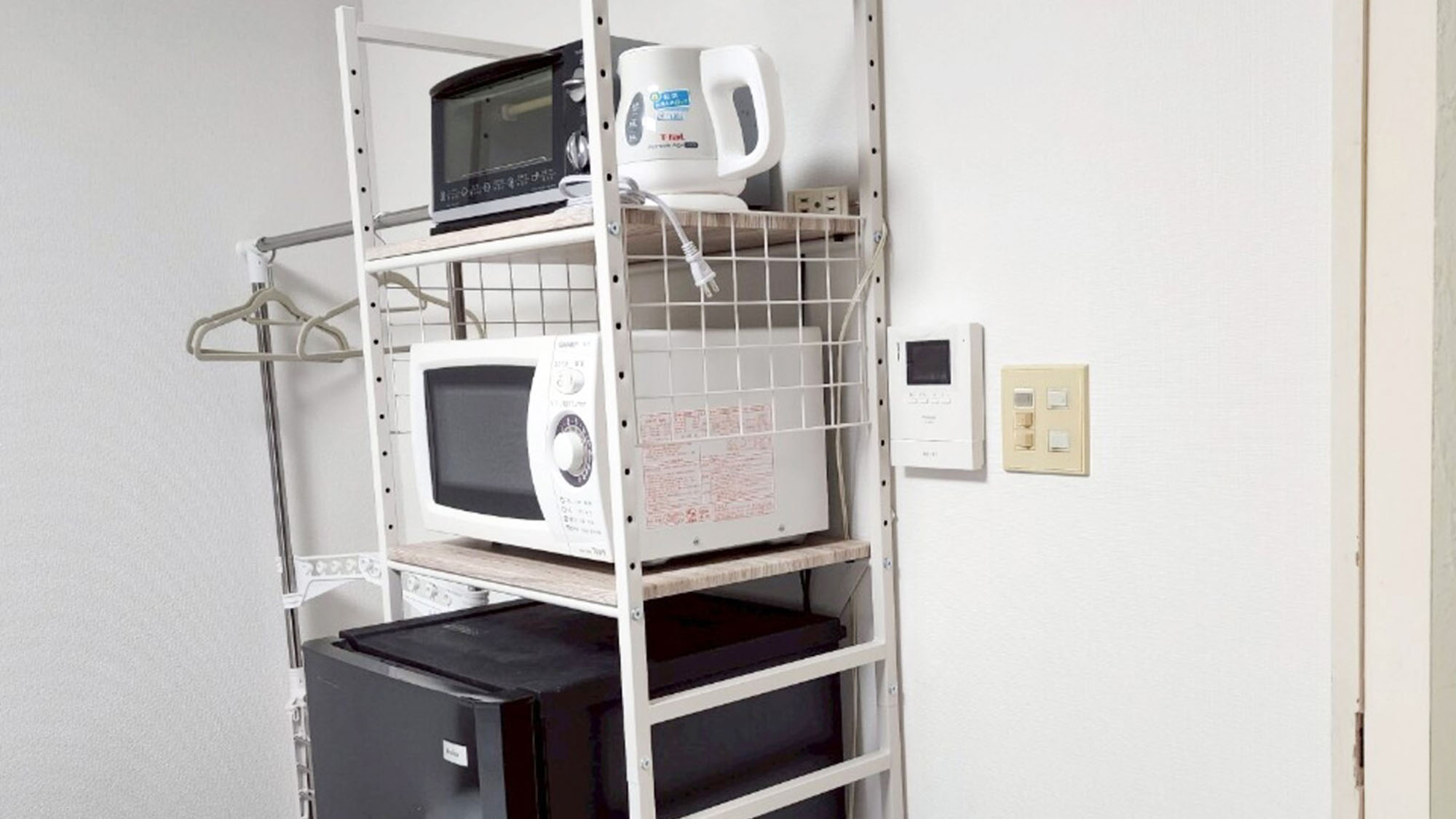 ・【202：家電】冷蔵庫や電子レンジ、トースター、湯沸かしポットを備えております