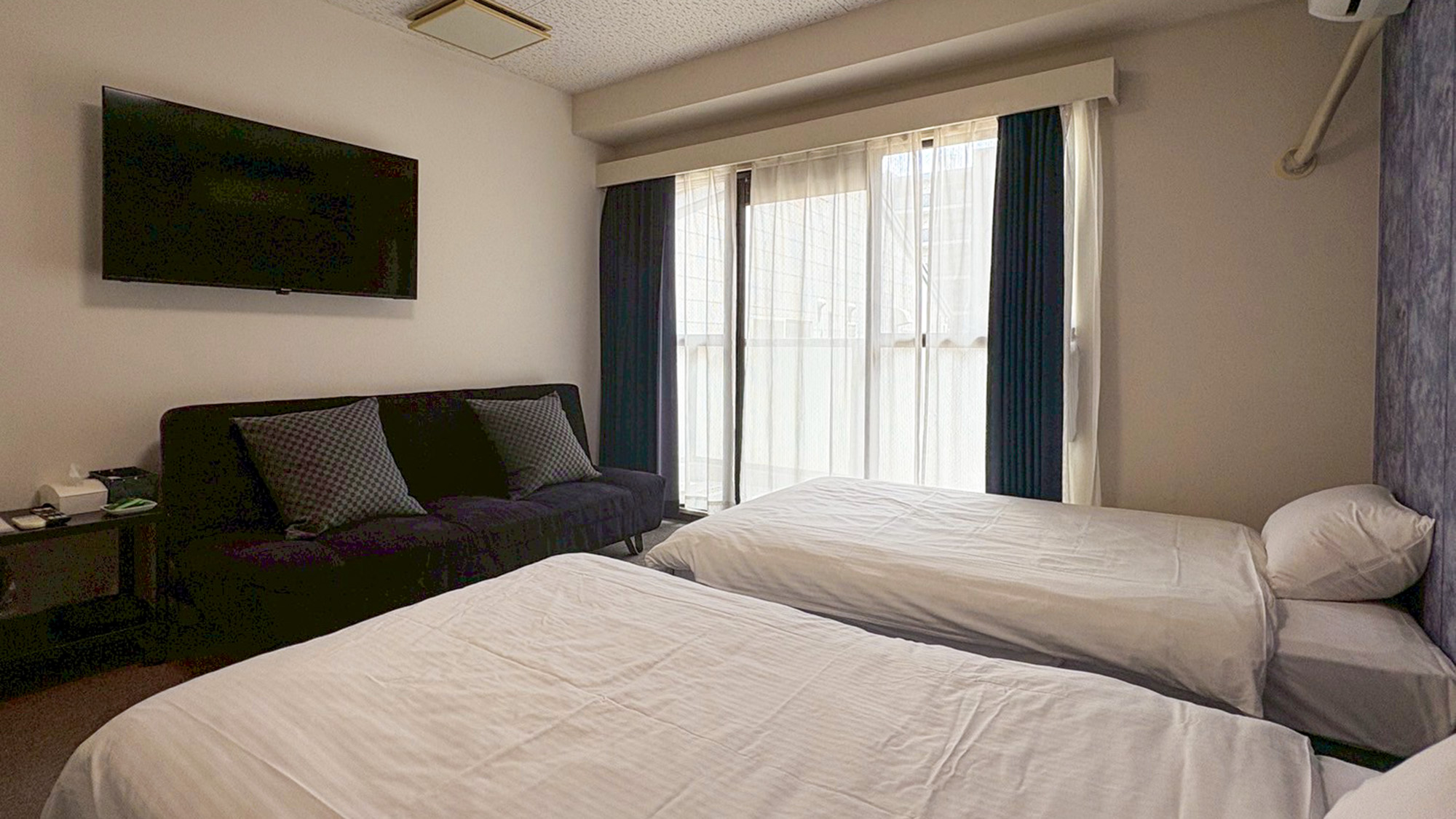 ・【203：設備】ベッド正面の壁にテレビを設置していますので寝転がって見られます