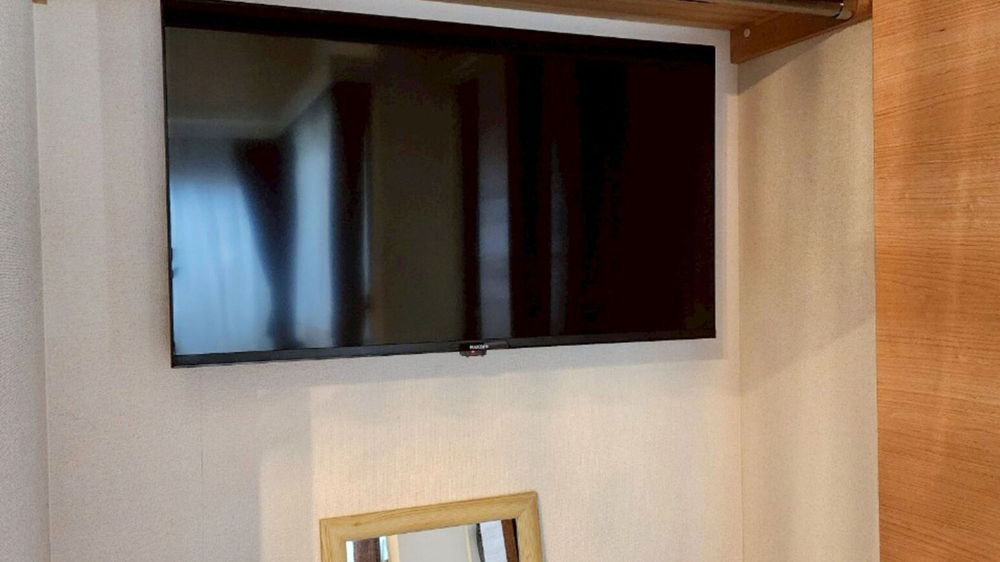 ・【204：設備】壁掛け式の大画面薄型テレビを完備。ベッドに寝そべってテレビを視聴できます