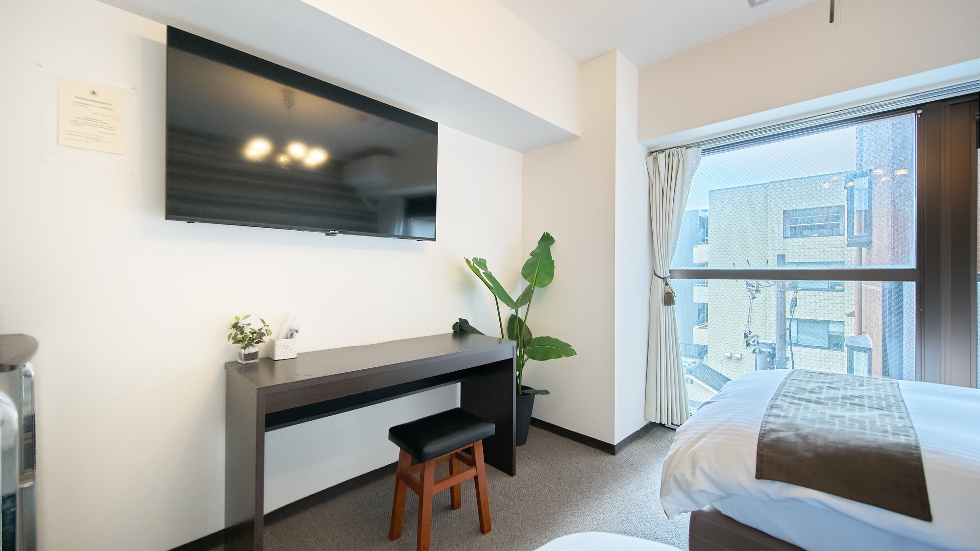 ・402号室／長めのテーブルは、お仕事やお食事に便利です