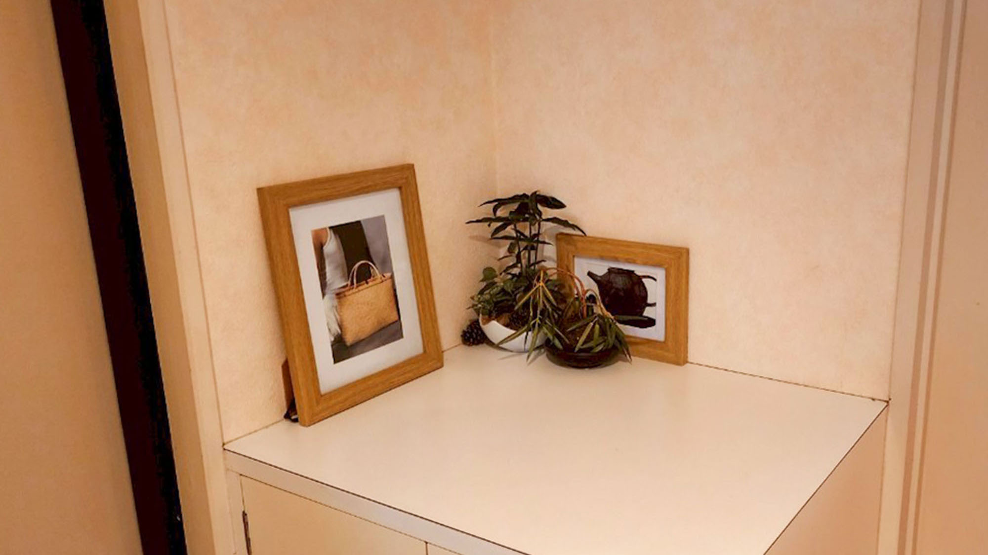 ・【405：玄関】オフホワイトを基調をした明るい雰囲気の入口。靴箱もございます