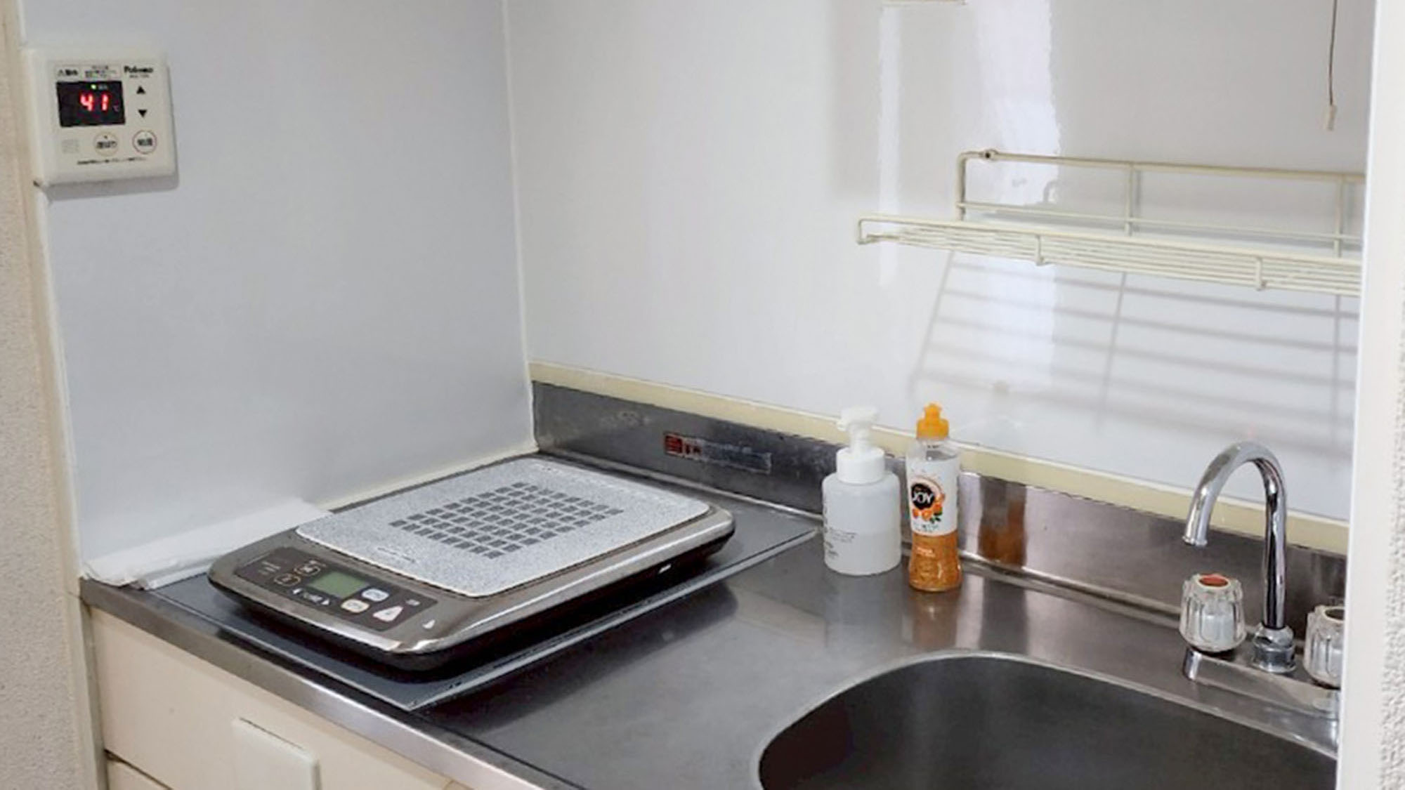 ・【604：キッチン】IHコンロ・食器完備の簡易キッチン。簡単な自炊が可能です