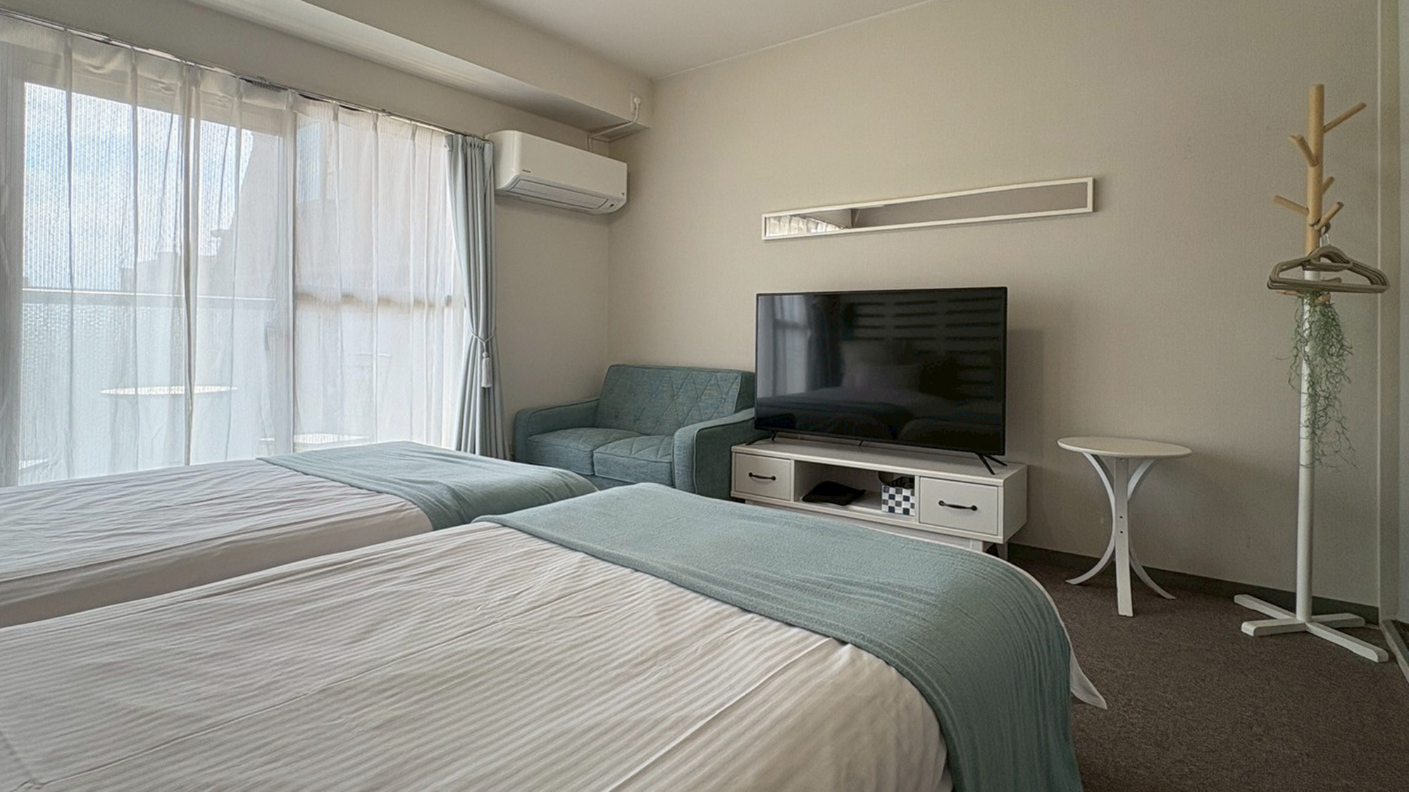 ・【603：設備】小さいながらもソファを完備。ソファに座ってのんびり外を眺められます