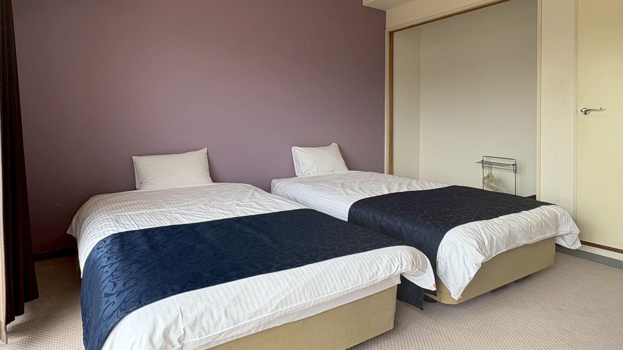 ・【703：寝室】最大2名様宿泊可能。コンパクトながら必要なものが揃ったお部屋です