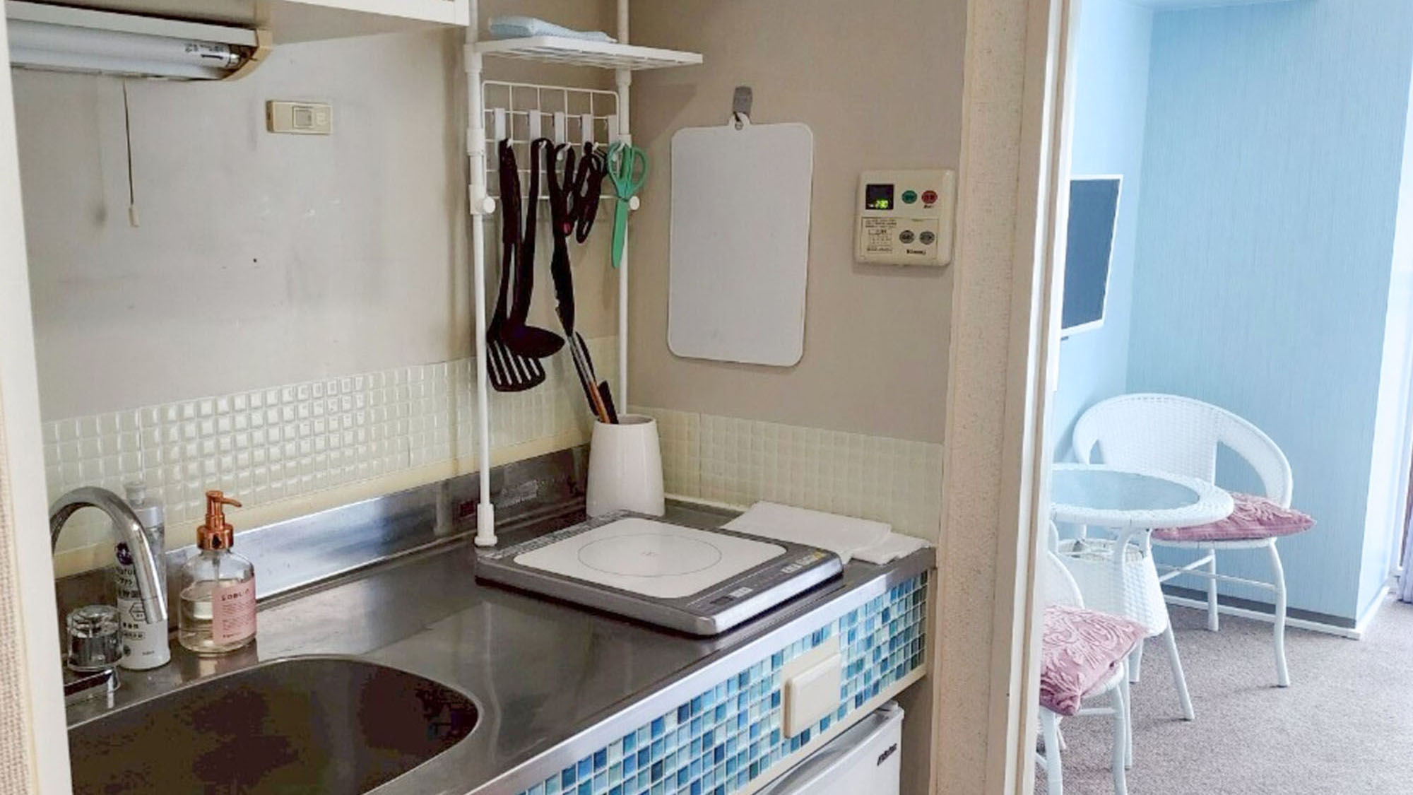 ・【602：キッチン】部屋の色に合わせて流し台にもブルーのモザイクタイルを使用