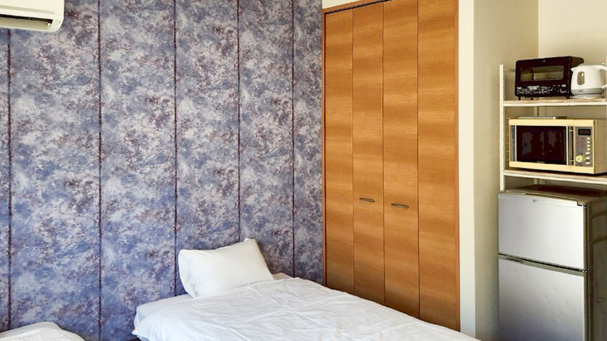 ・【203：寝室】クローゼット完備で滞在中の荷物もスッキリ収納可能です