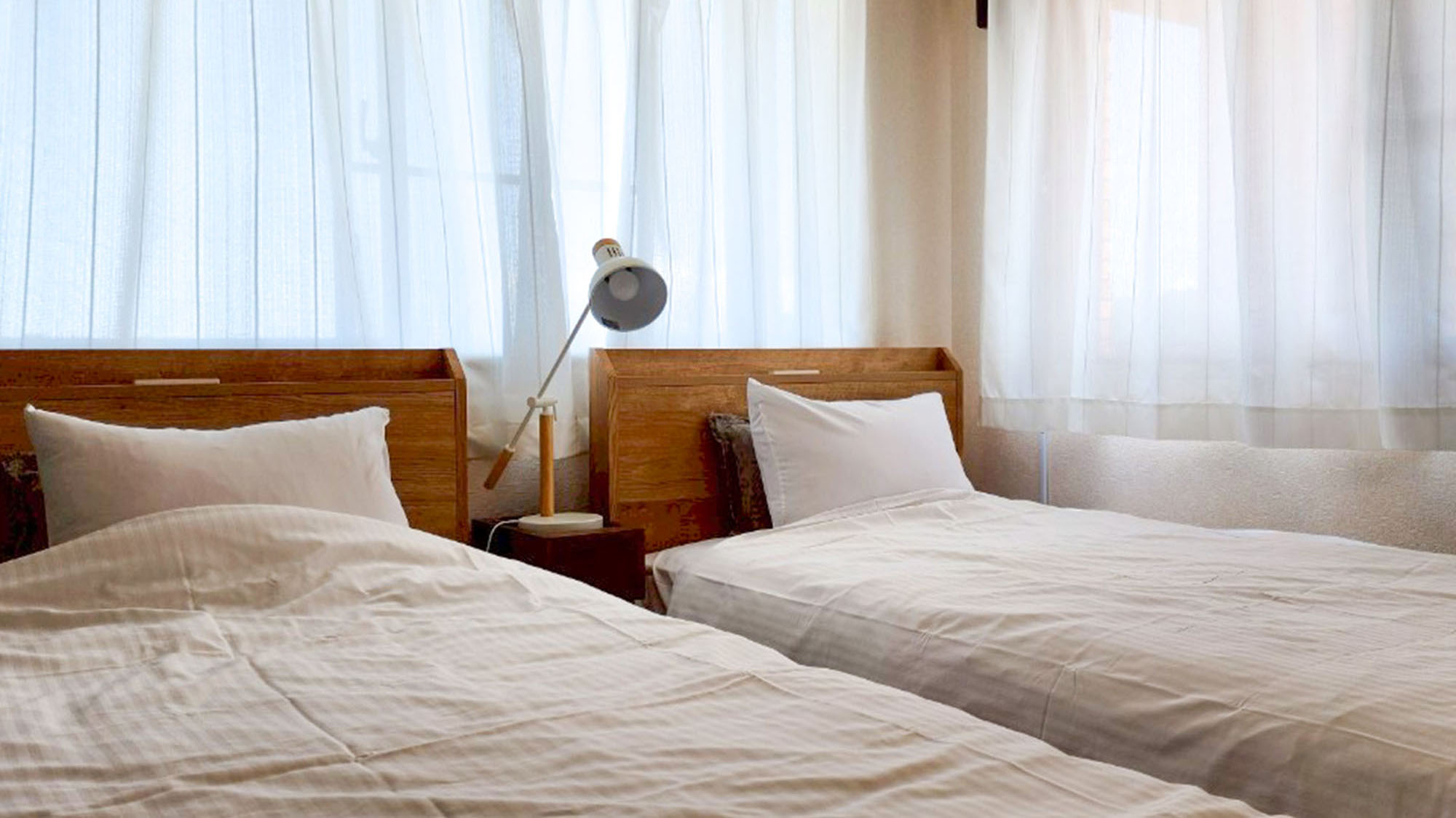 ・【1001：寝室2】シングルベッド2台を完備。大きな窓があり日当たりのよいお部屋です