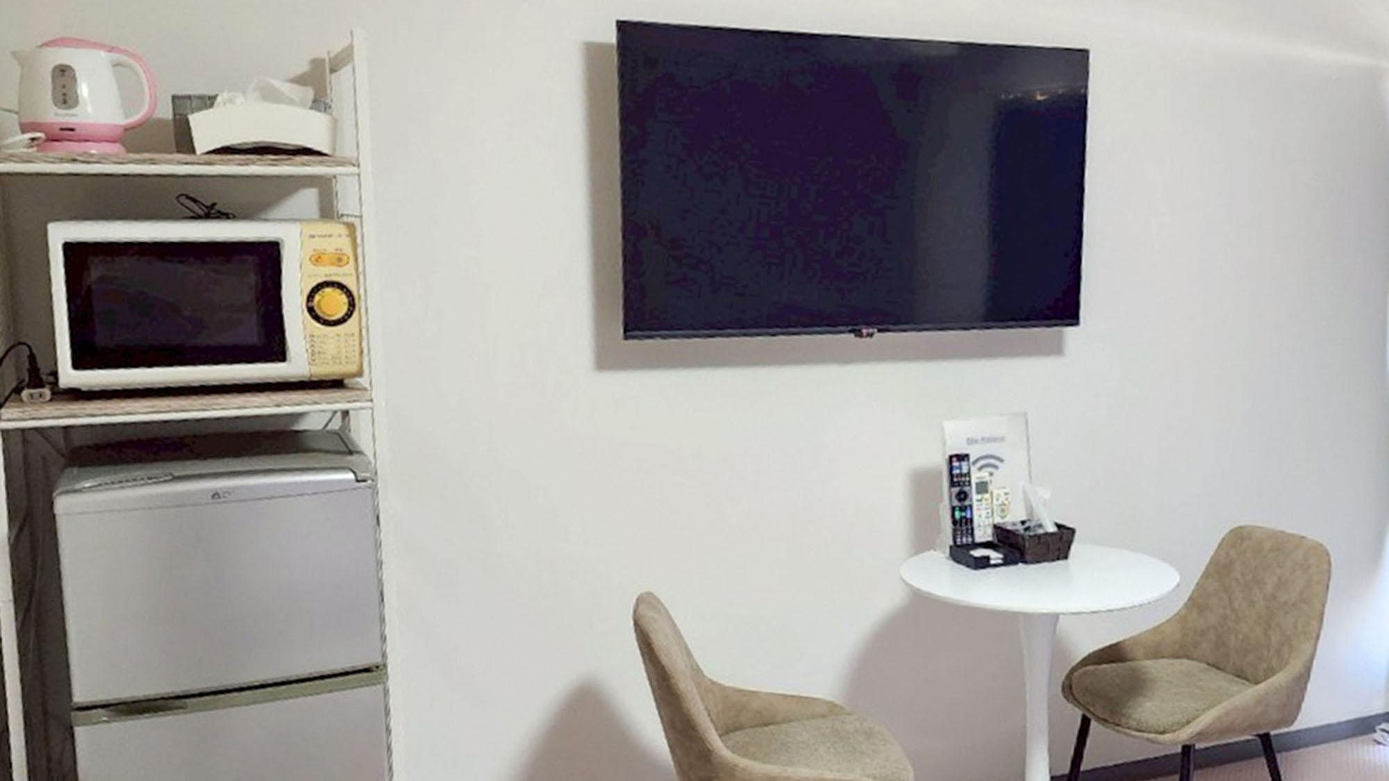 ・【703：家電】冷蔵庫や電子レンジ、湯沸かしポット等のキッチン家電を完備。長期滞在にも便利です