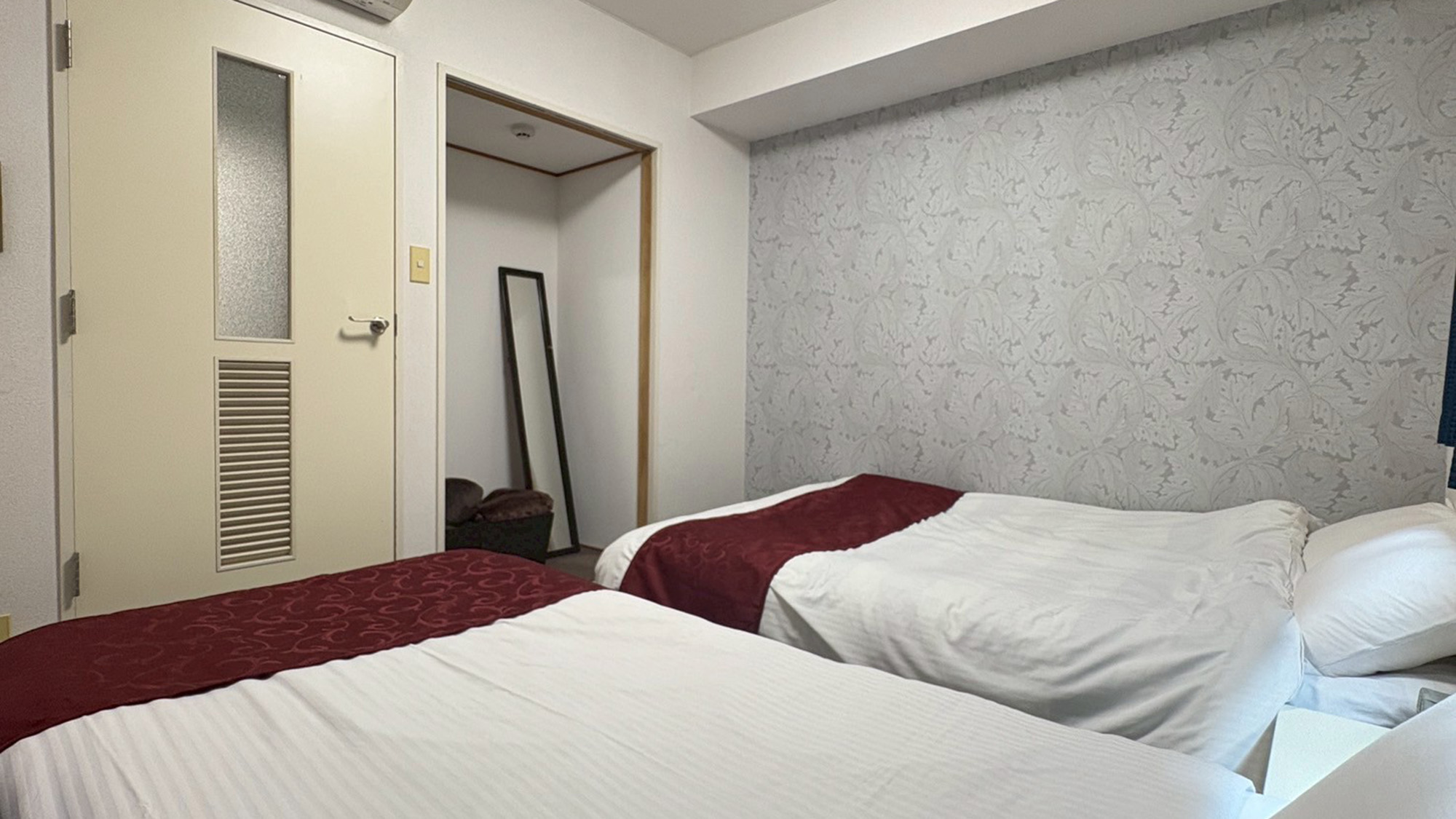 ・【501：設備】大きな姿見鏡は、お出かけ前の仕度や身だしなみチェックに便利です