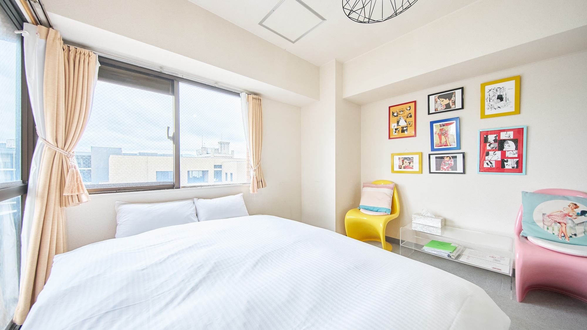 ・604号室／可愛らしい椅子や照明などインテリアにもこだわったお部屋