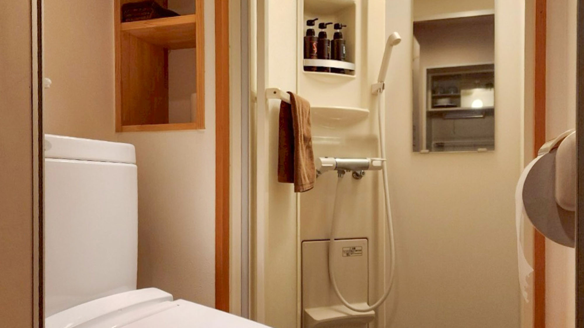 ・【304：シャワー＆トイレ】シャワー室とトイレは独立。快適にご利用いただけます