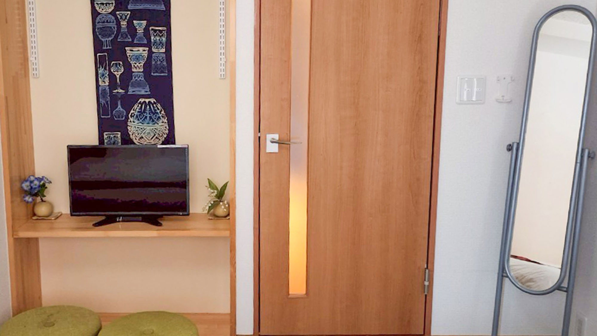 ・【205：設備】椅子に座ってゆっくりテレビ鑑賞。姿見は身だしなみチェックに便利です