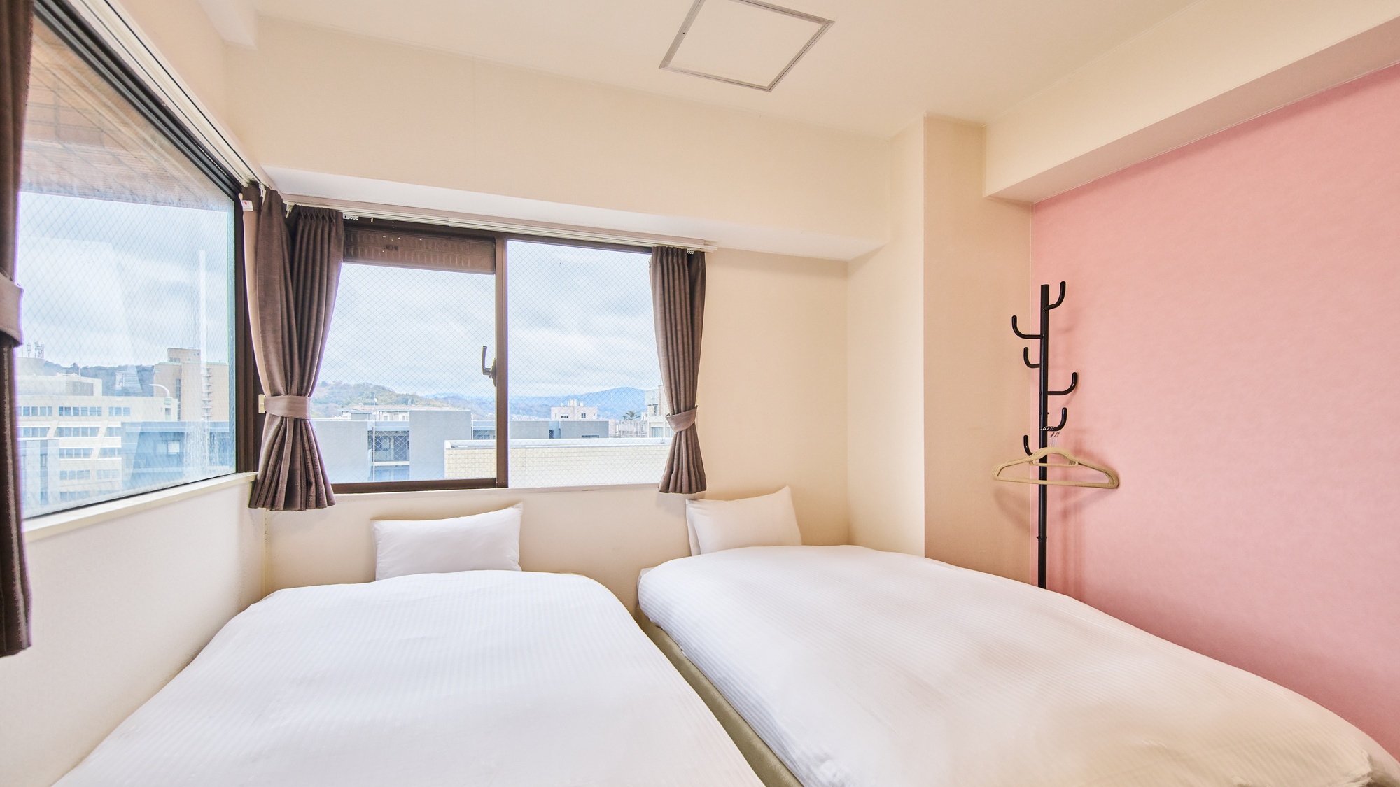 ・704号室／２面採光で陽の光が十分に入るお部屋