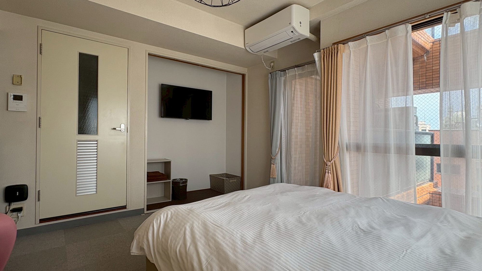 ・【604：寝室】最大2名様宿泊可能。コンパクトながら必要なものが揃ったお部屋です