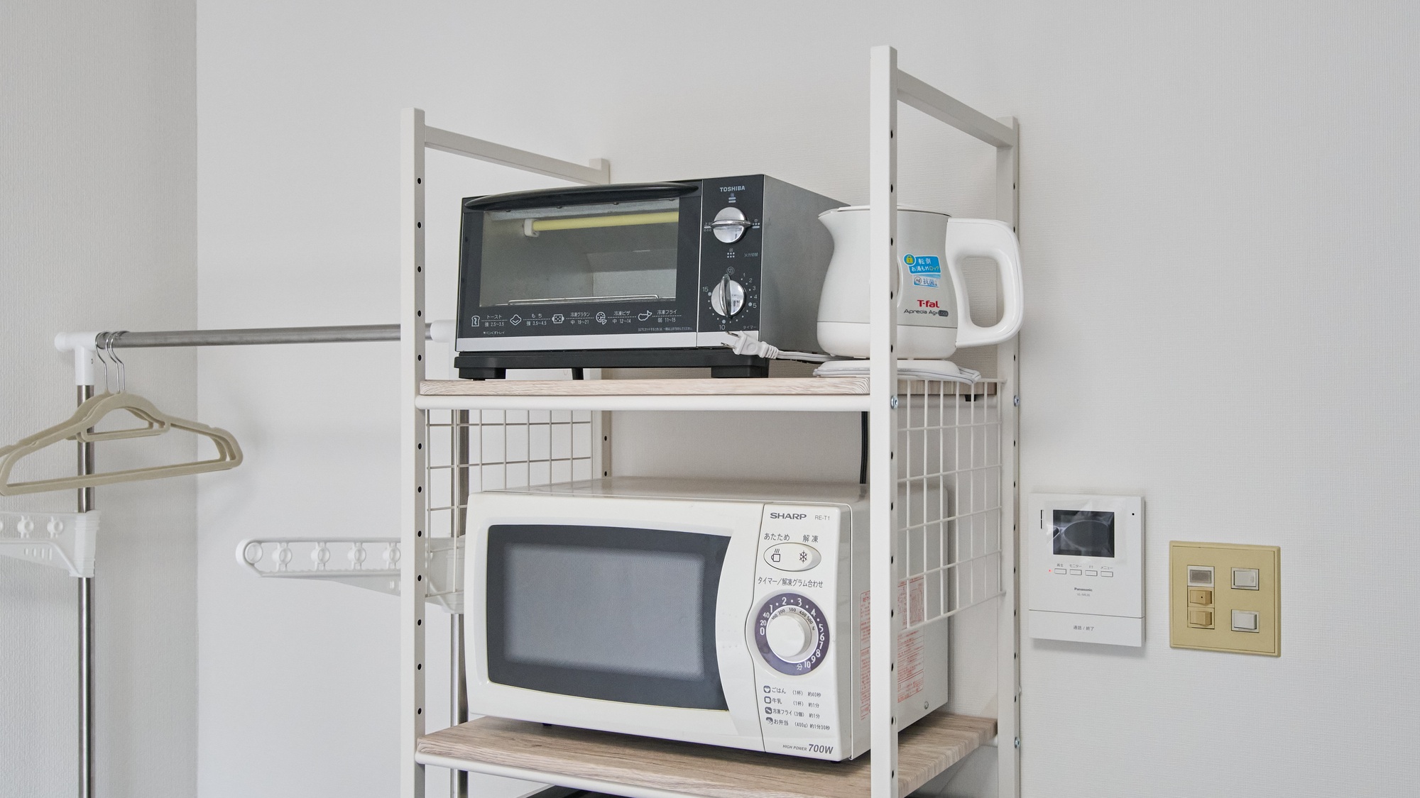 ・202号室／トースター、電気ケトル、電子レンジ