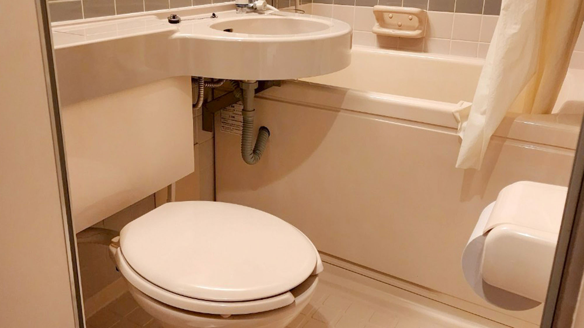 ・【501：ユニットバス】シャワーの際は、カーテンを閉めてご利用ください