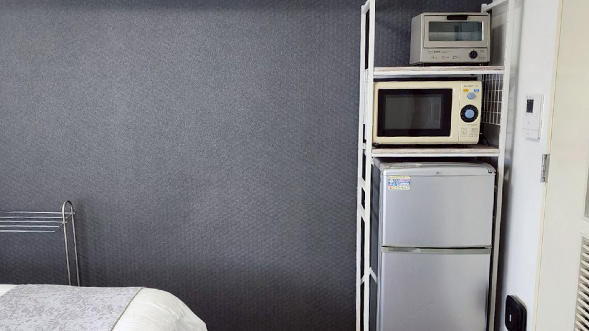 ・【404：家電】冷蔵庫・電子レンジ等のキッチン家電を完備。長期滞在にも便利です