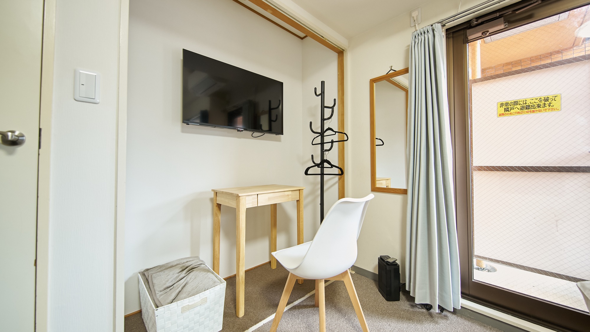 ・404号室／コンパクトなデスク付のお部屋