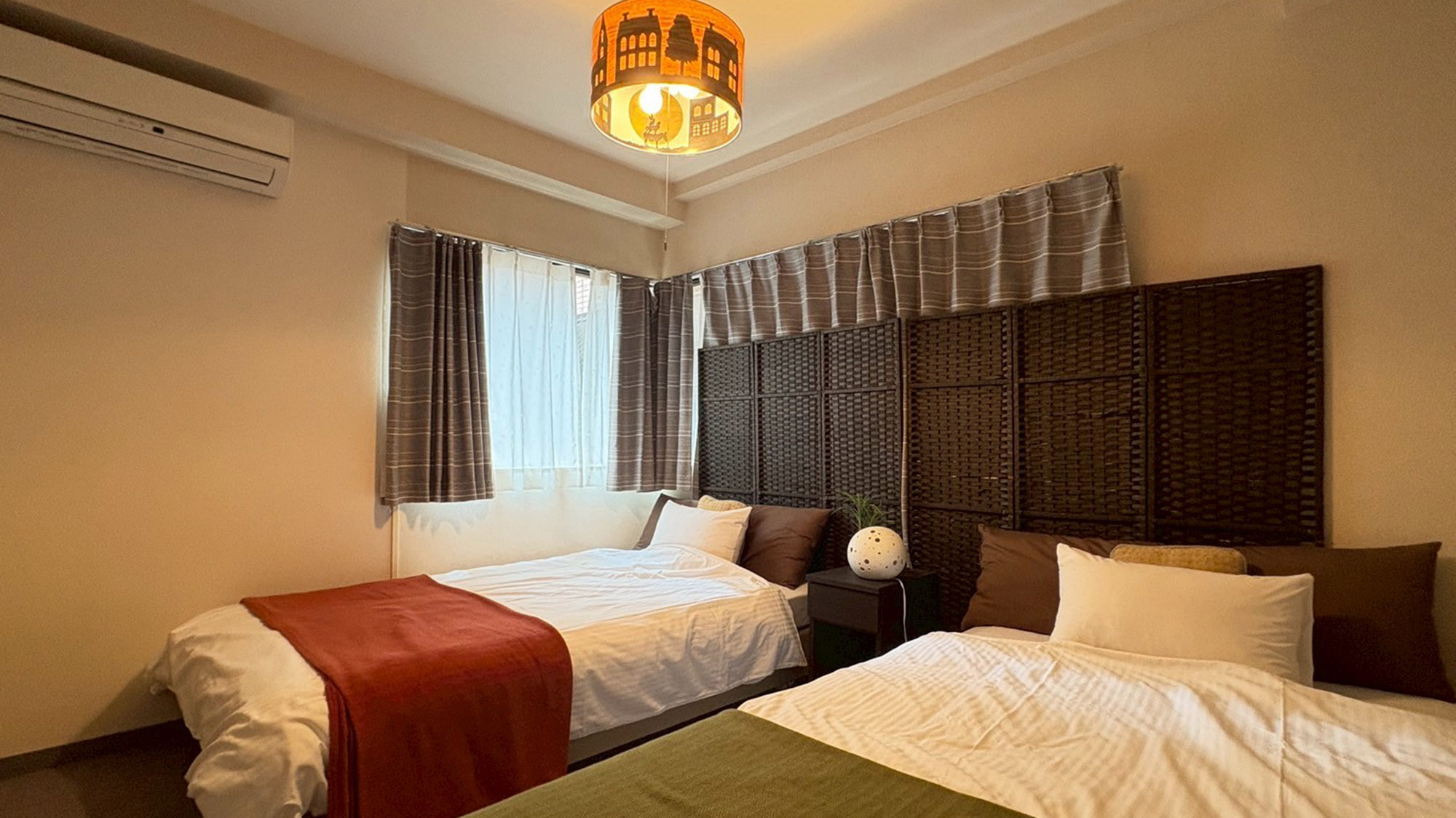 ・【305：寝室2】赤と緑が映えるお部屋。暖色系の明かりでリラックスしてお過ごしいただけます