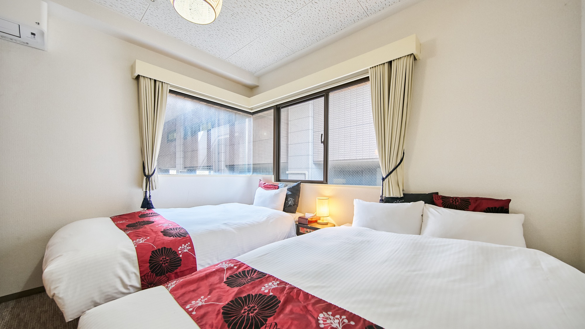 ・205号室／シングルベッドとダブルベッドを備えたお部屋