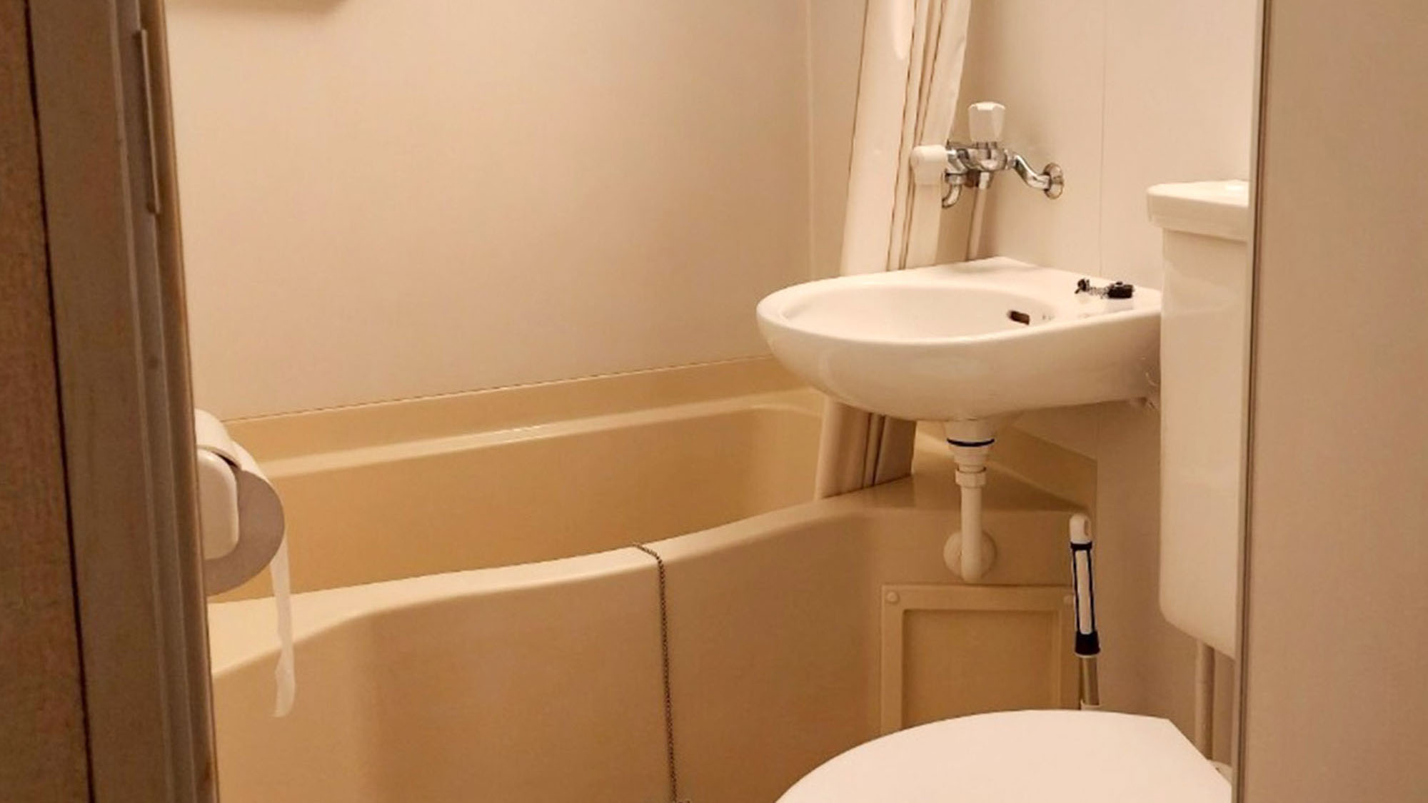 ・【202：ユニットバス】シャワーの際は、カーテンを閉めてご利用ください