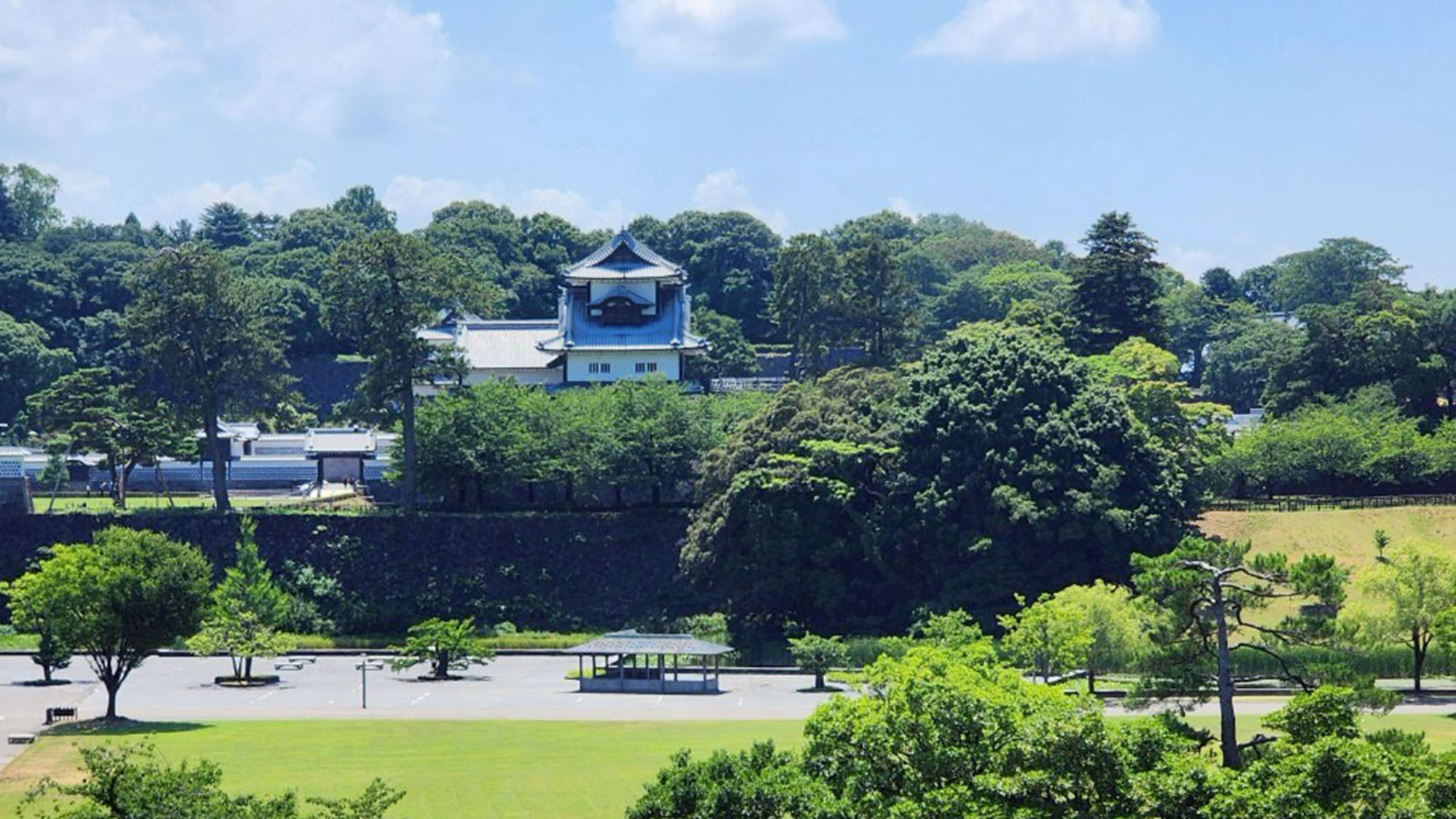 ・【1001：景色】緑豊かな金沢城公園を一望。自然を感じながらゆったりお過ごしいただけます