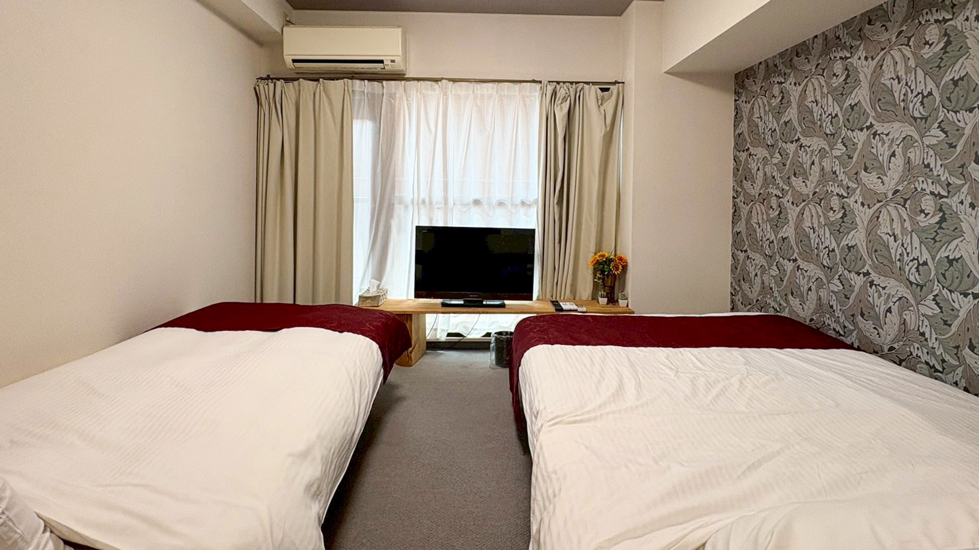 ・【501：設備】シンプルなお部屋なので個性的な壁紙がひと際印象的