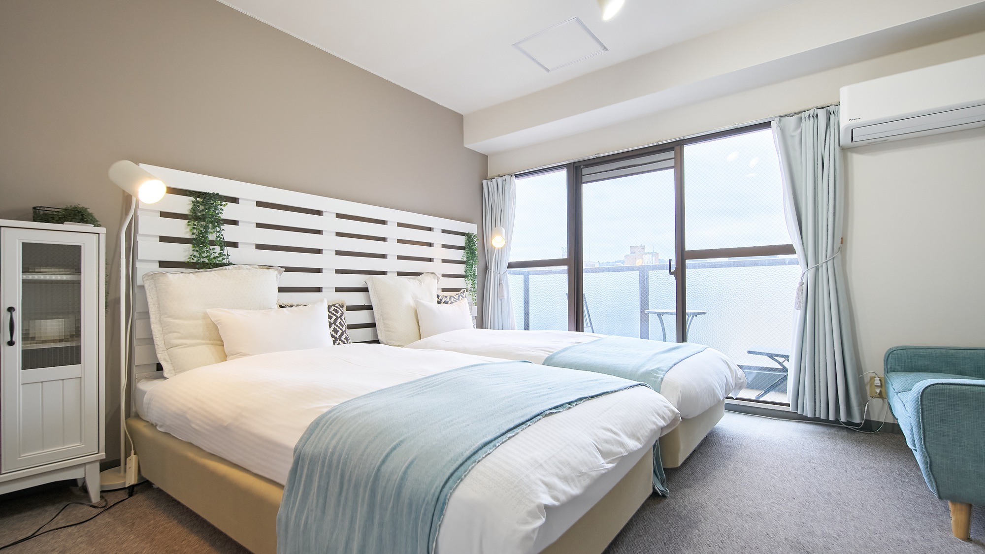 ・603号室／白とブルーで統一された癒し空間