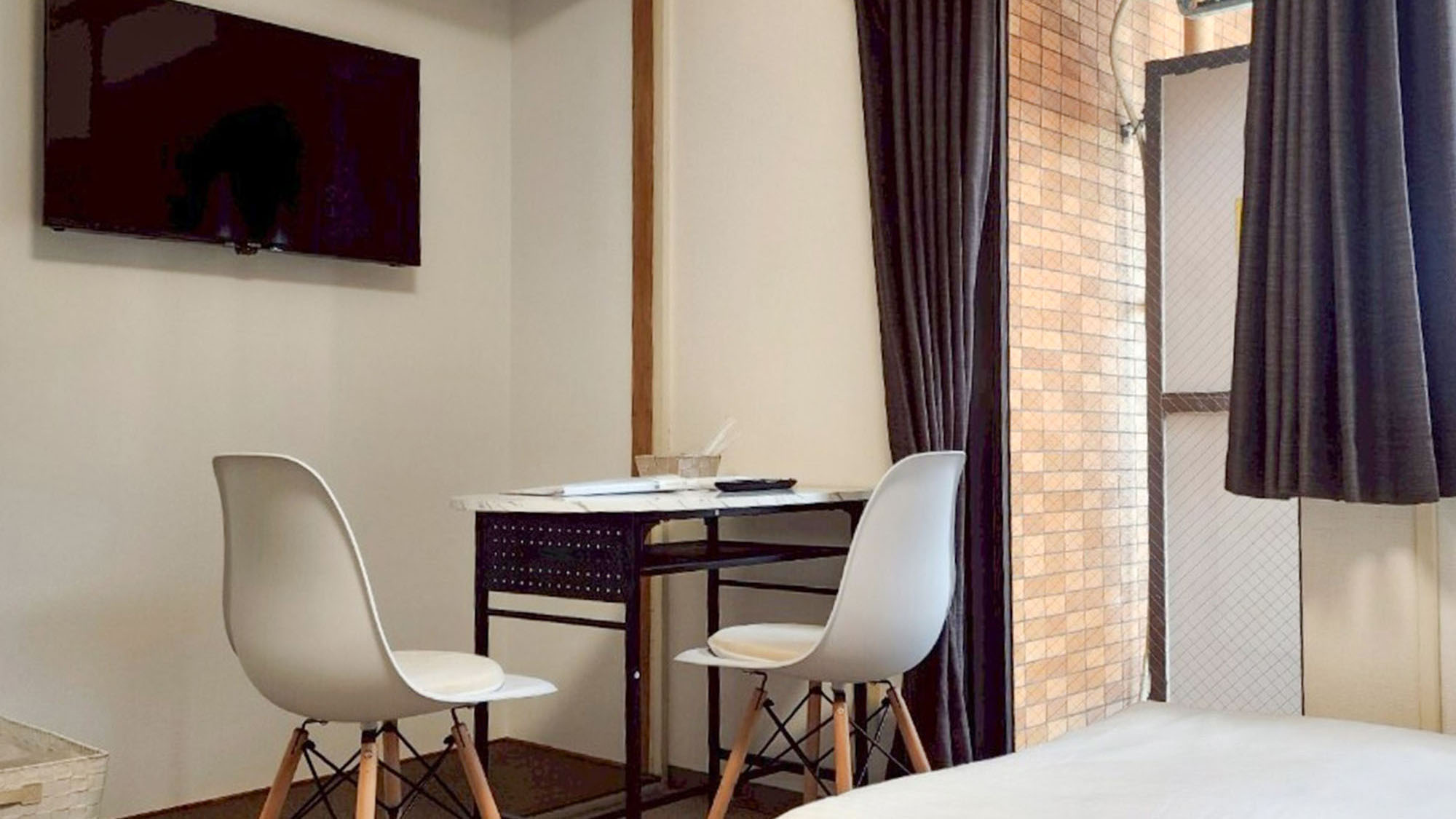 ・【304：設備】椅子・テーブル付。お食事はもちろんPC作業にもご利用いただけます