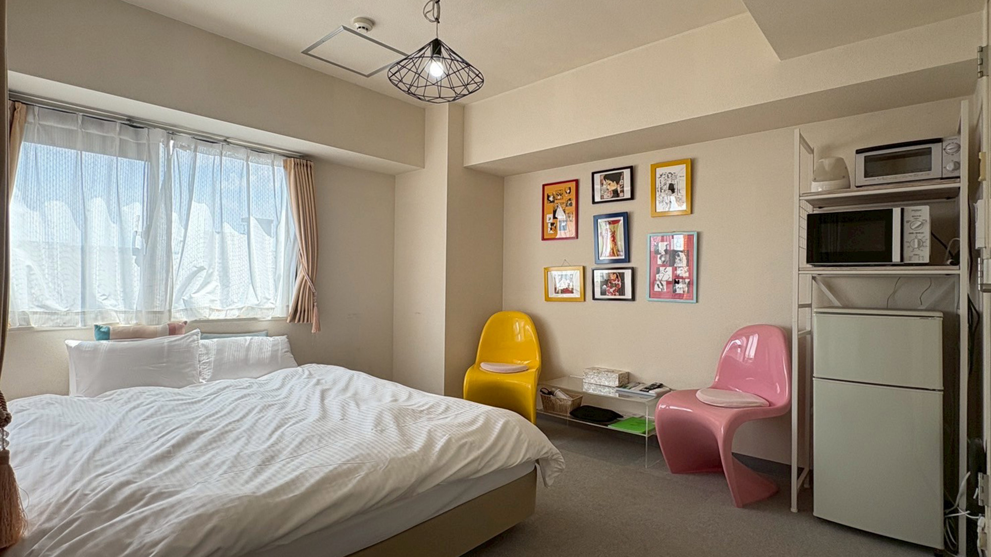 ・【604：寝室】可愛らしい椅子や照明などインテリアにもこだわったお部屋です