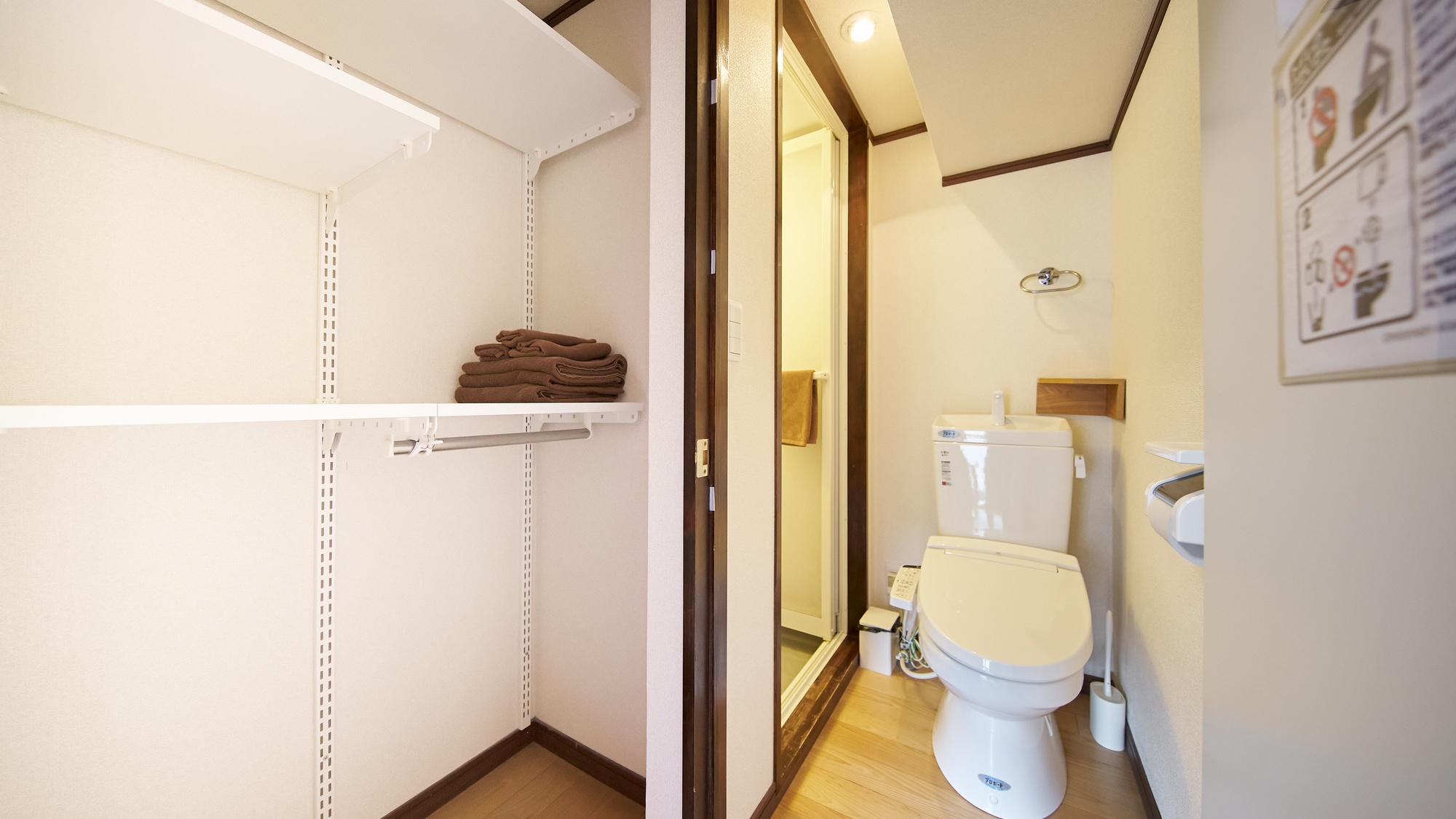 ・405号室／コンパクトな脱衣場を備えたトイレ＆シャワールーム