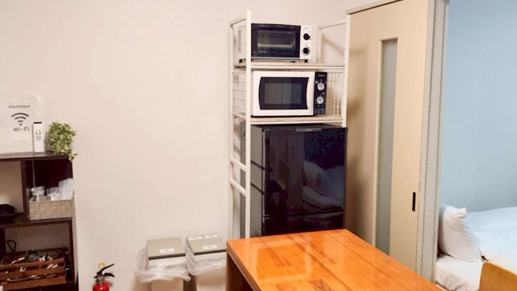 ・【501：家電】キッチン家電を完備。滞在中は分別ゴミにご協力ください