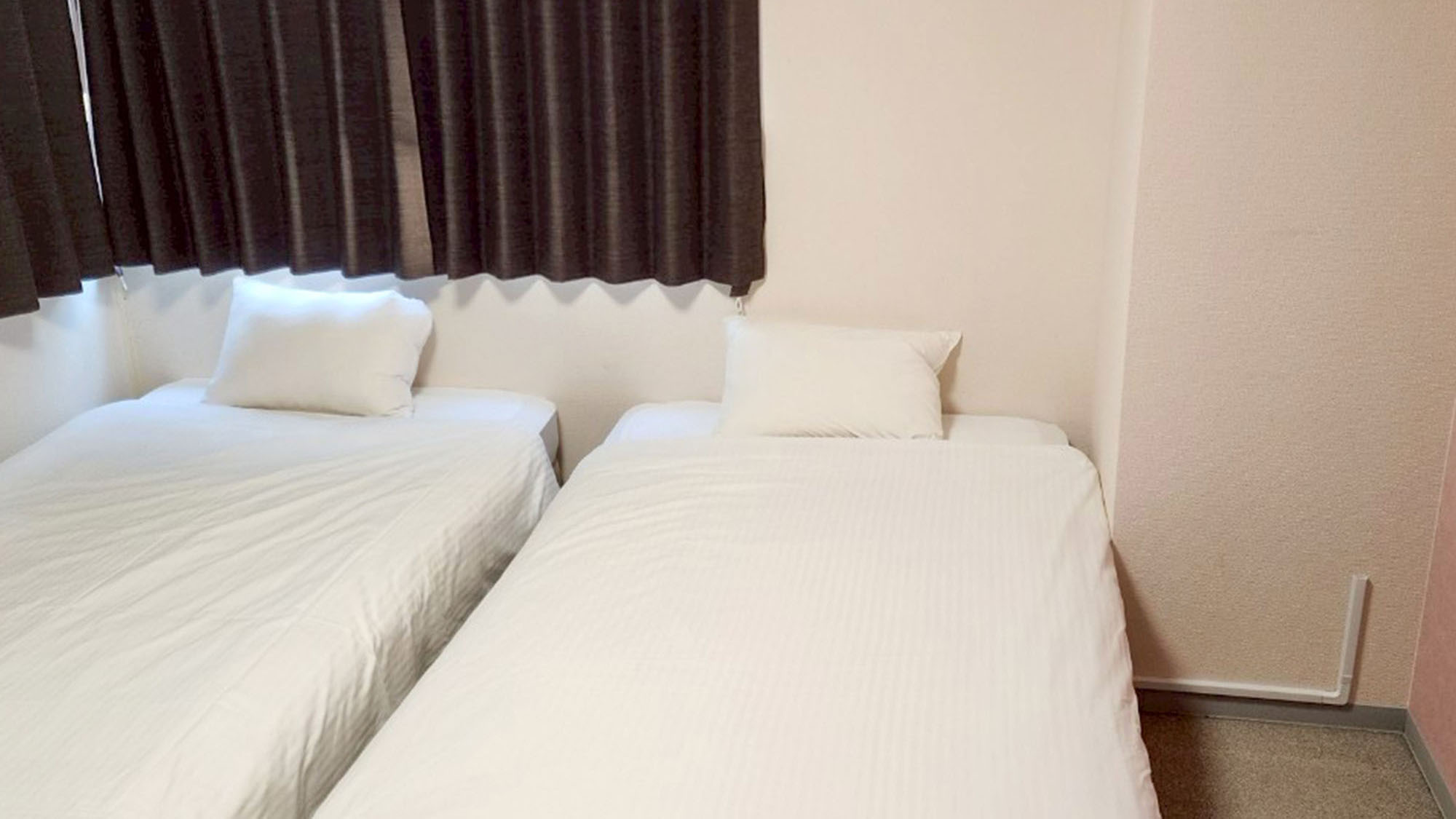 ・【704：寝室】シングルベッド2台を備えた1Kツインルーム。2方向に窓がある風通しのよいお部屋です