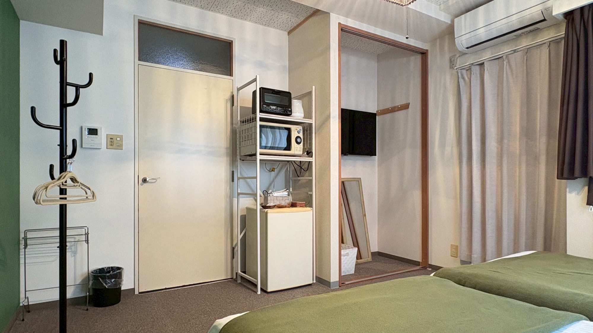 ・【204：寝室】全部屋無料Wi-Fiを完備。滞在中のネット利用時にご活用ください