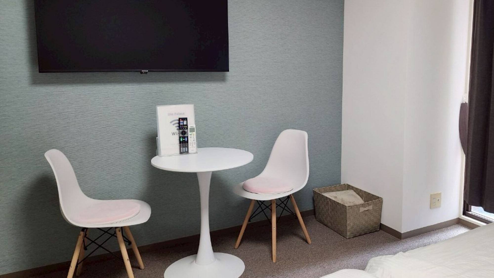 ・【202：設備】ミニテーブル、テレビ、Wi-Fi完備。快適にご利用いただけます