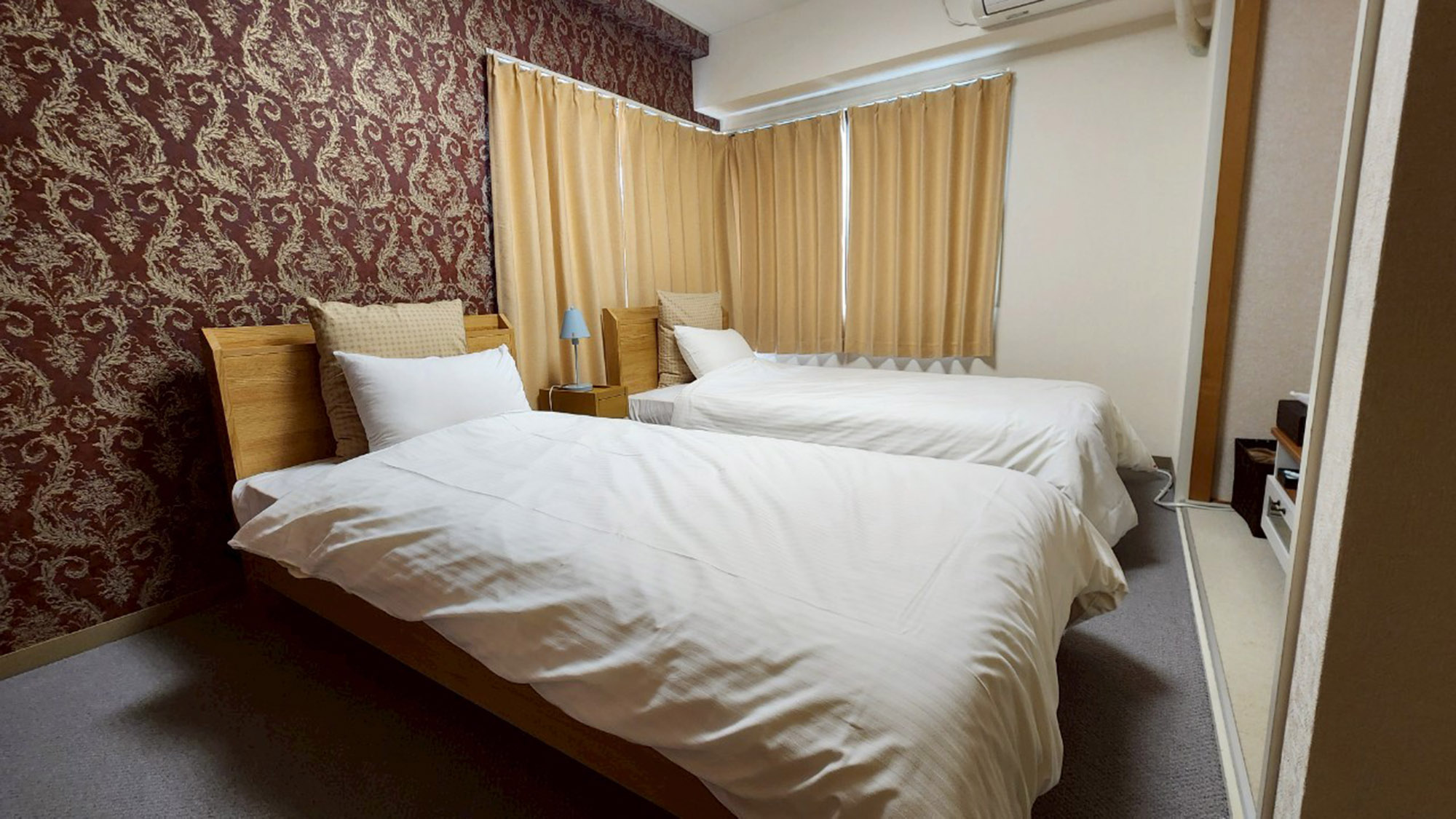 ・【1001：寝室1】シングルベッド2台を設置。個性的な壁紙が目をひきます