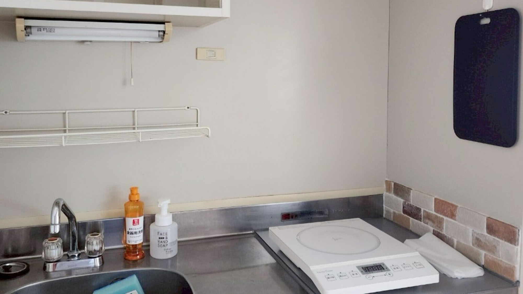 ・【603：キッチン】IHコンロ・食器完備の簡易キッチン。簡単な自炊が可能です