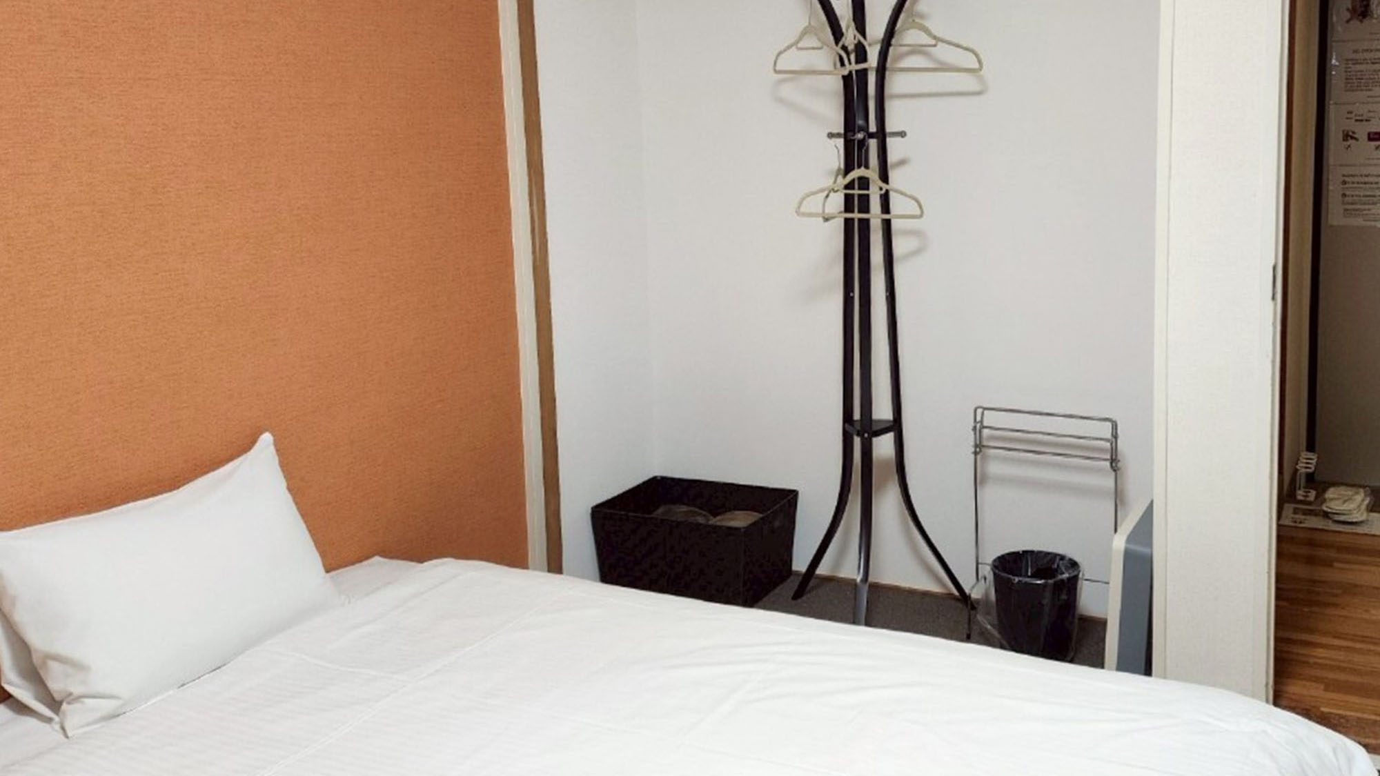 ・【702：寝室】ハンガーラックやタオル掛け有り。快適に滞在できるような備品を揃えています