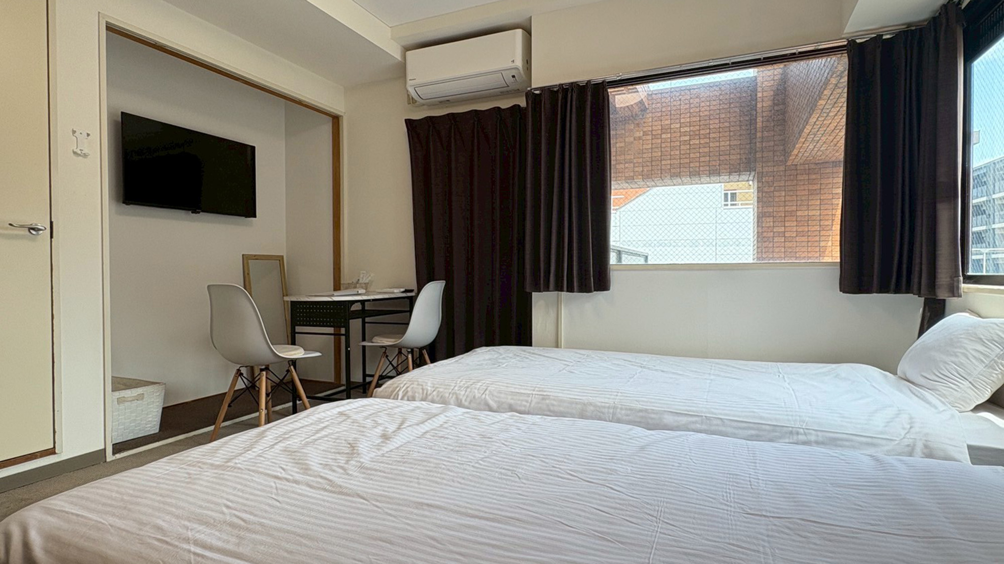 ・【304：設備】ベッド正面の壁にテレビを設置していますので寝転がって見られます