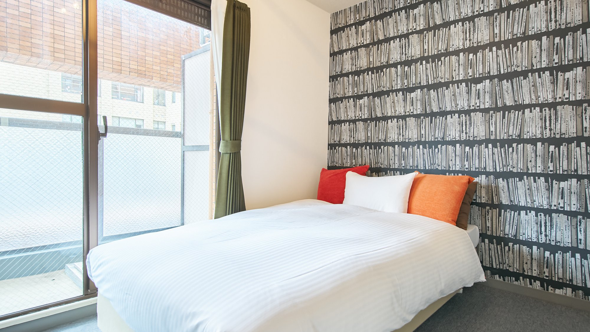 ・305号室／寝室①　本棚の壁紙がおしゃれなお部屋