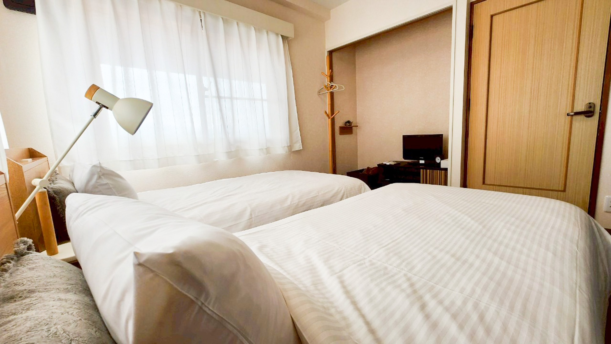 ・【1001：設備】寝室にもテレビを設置。ベッドに寝転がってのんびりテレビを見られます