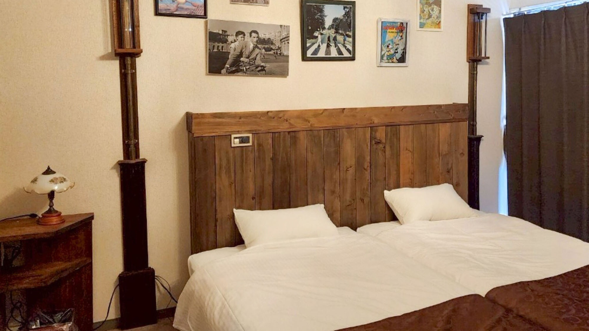 ・【503：寝室】木製ヘッドボードやシャンデリア、ランプ等、細部にまでこだわっています