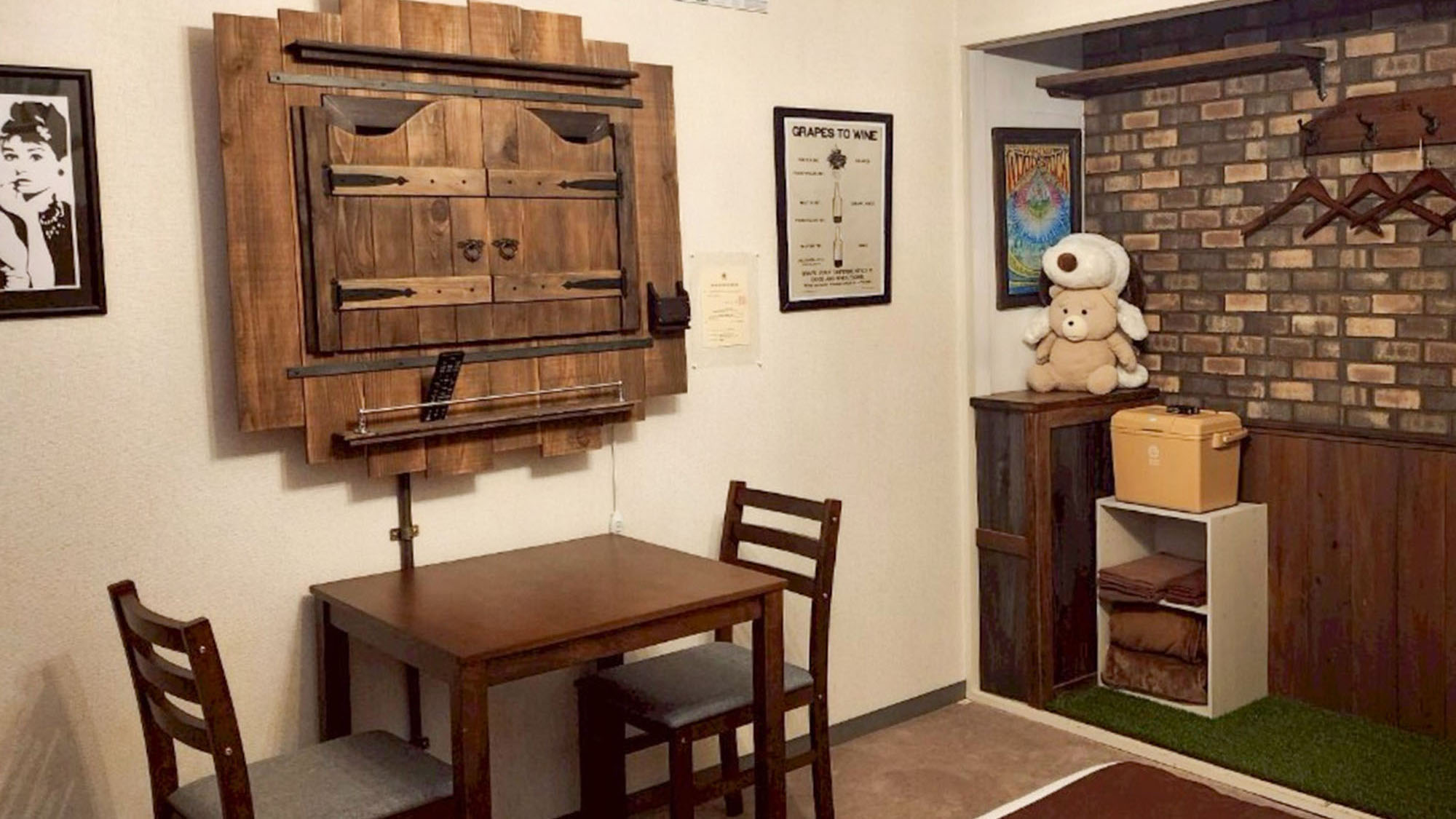 ・【503：テーブル】木目調のアメリカンポップなインテリア。滞在が楽しくなります