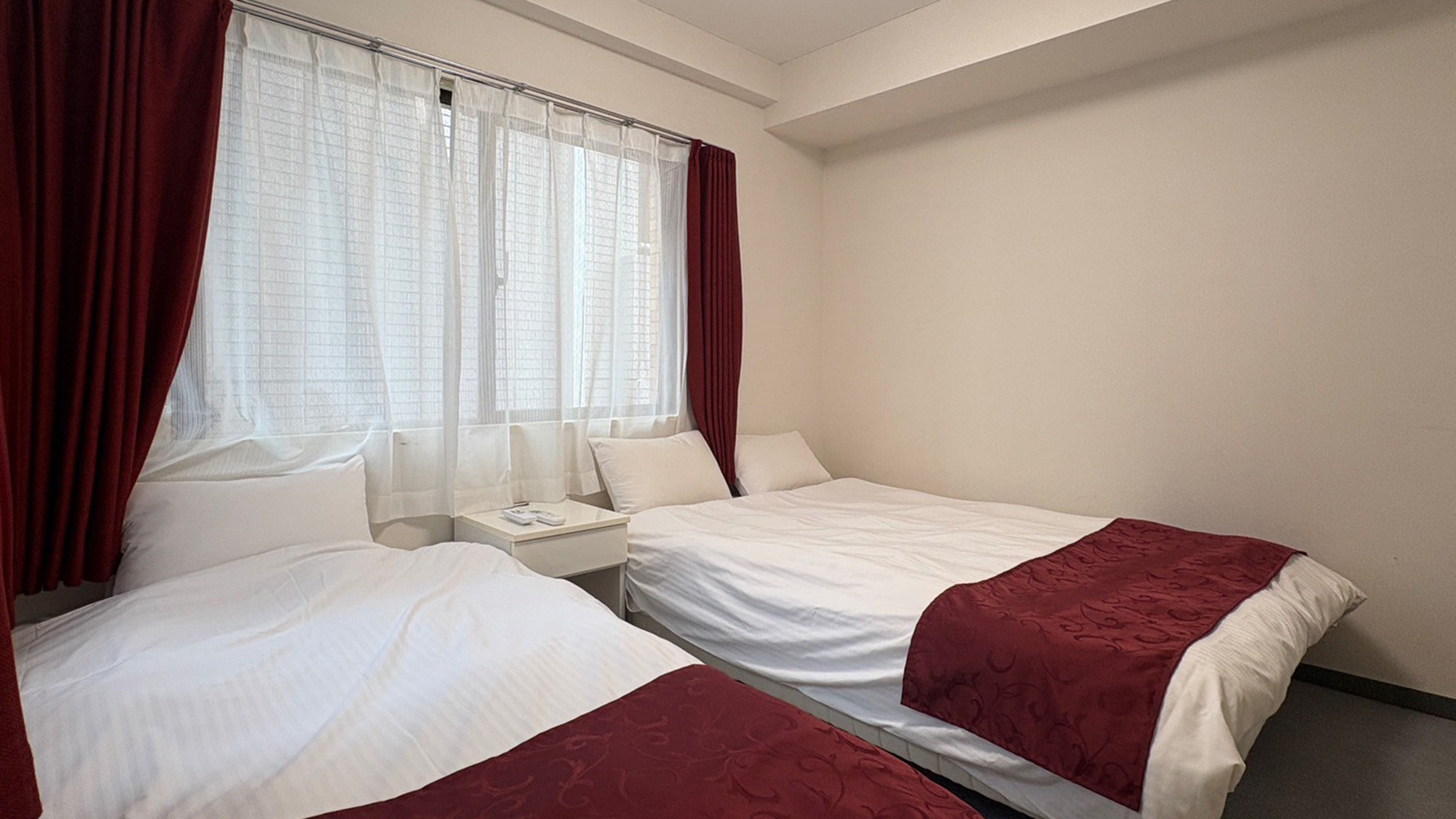 ・【405：寝室】白を基調としたお部屋に赤の差し色が映えます。のんびりお過ごしください