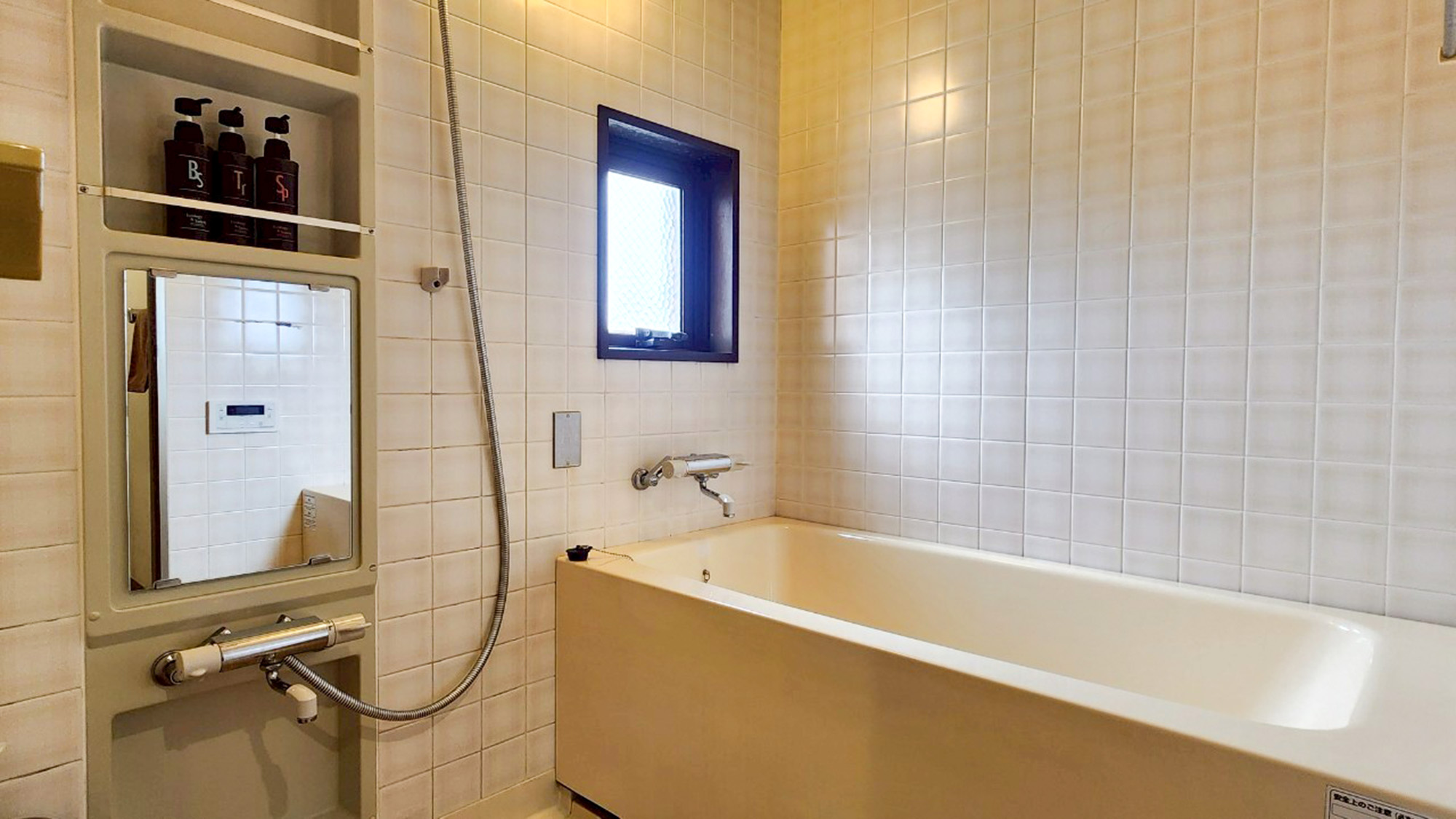 ・【1001：バスルーム】広々とした湯船。お湯に浸かって手足を伸ばしてお寛ぎください