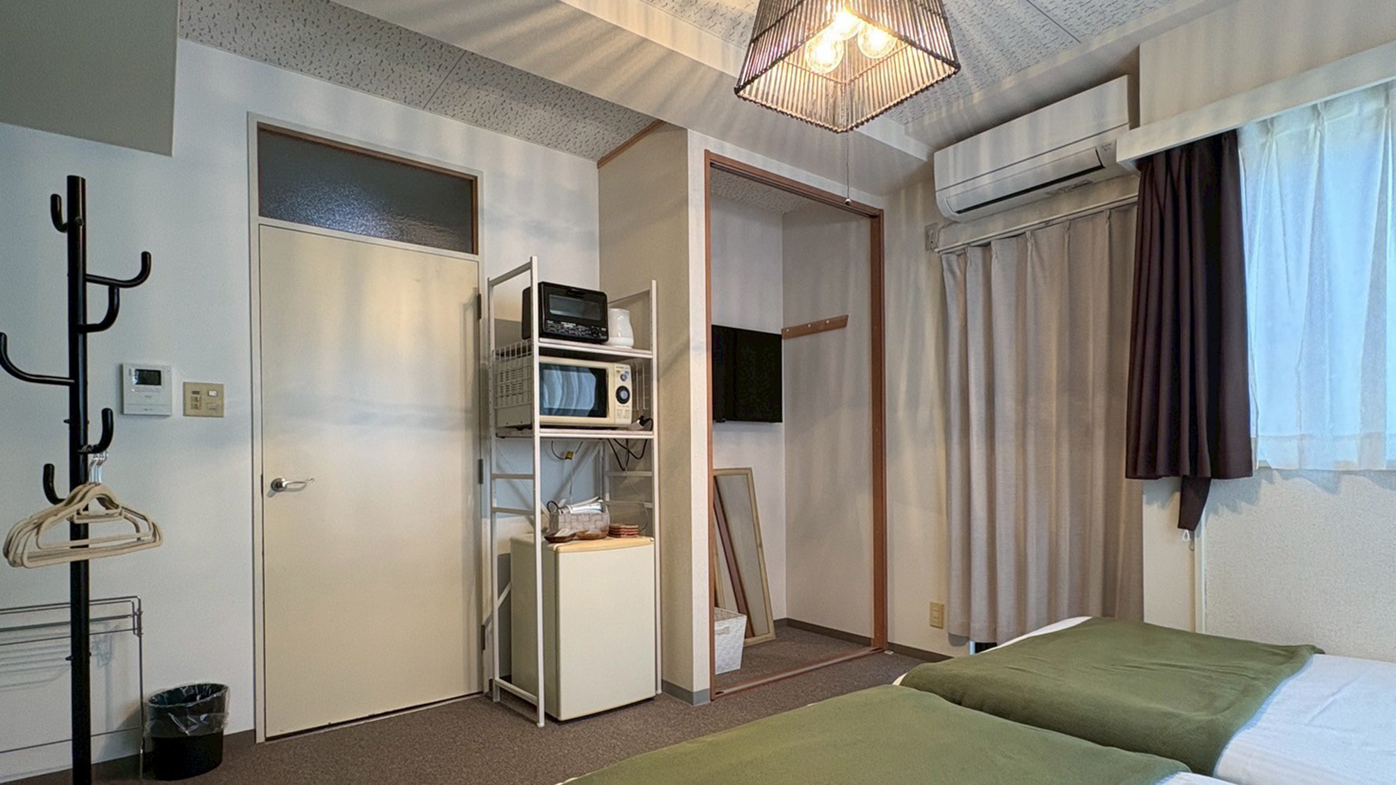 ・【204：寝室】特徴的なランプシェードがお部屋をやさしく照らします