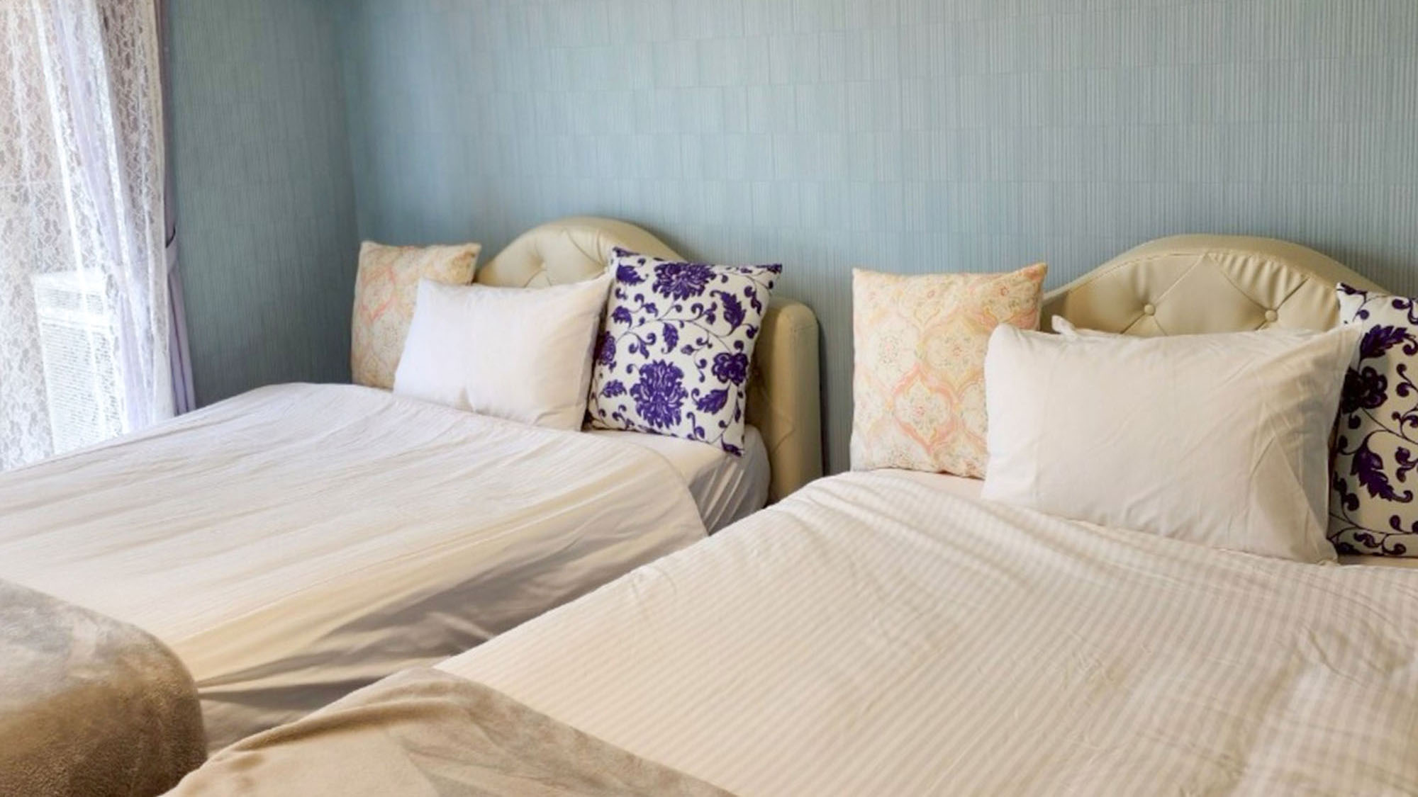 ・【602：寝室】セミダブルベッド2台を備えた1Kツインルーム。2名様まで泊まれます