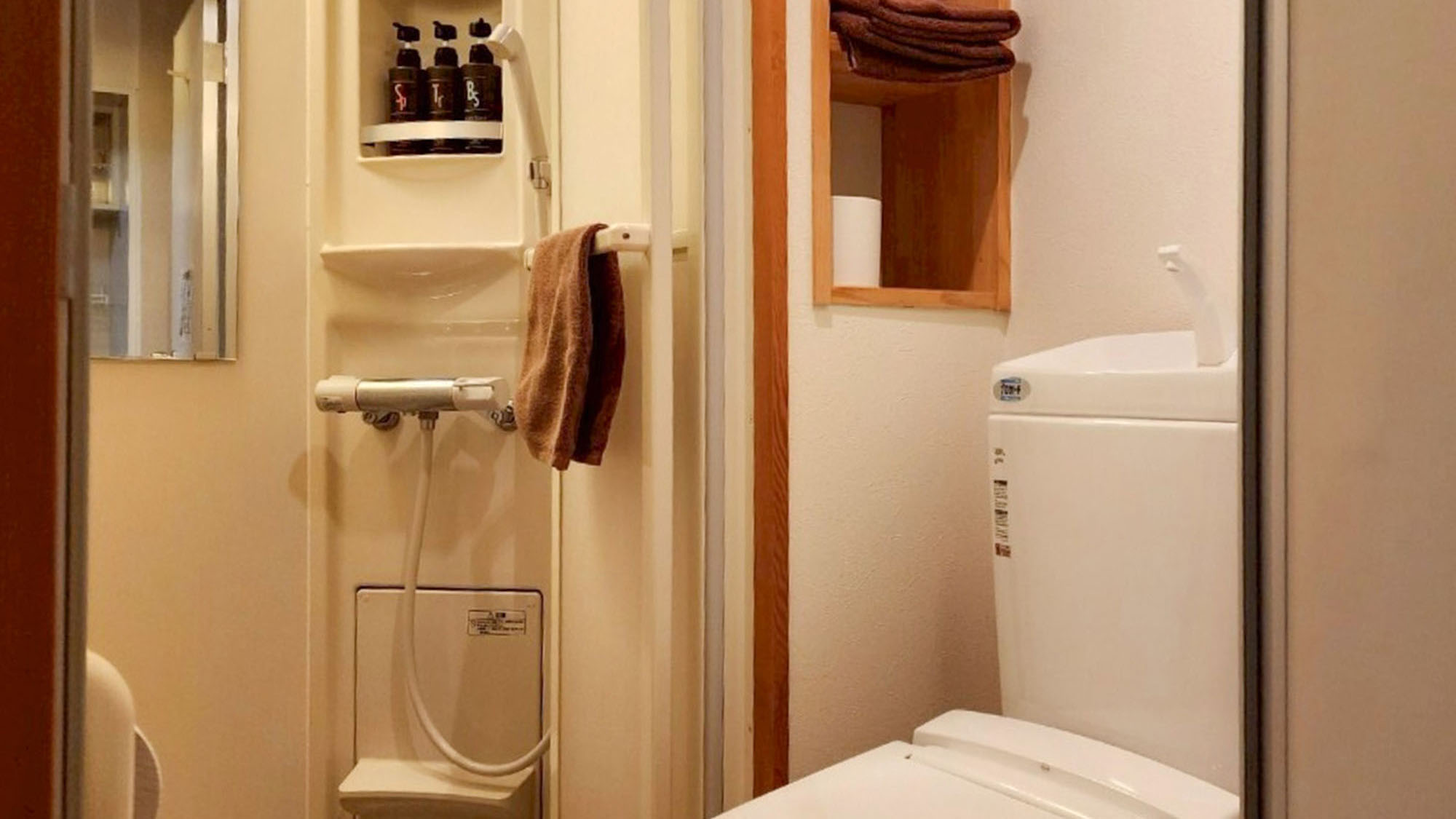 ・【702：シャワー＆トイレ】シャワー室とトイレは独立。快適にご利用いただけます