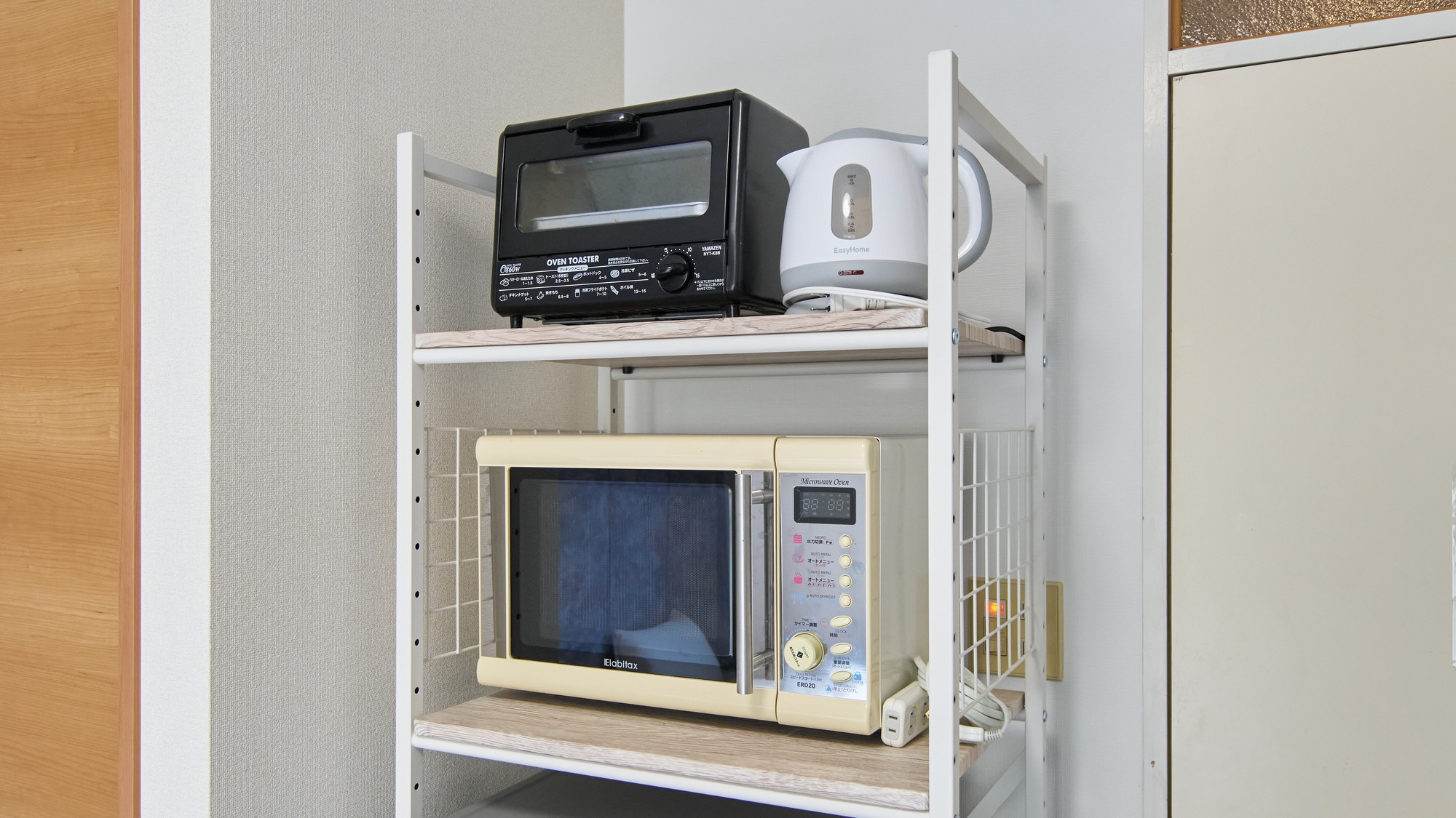 ・203号室／トースター、電気ケトル、電子レンジ